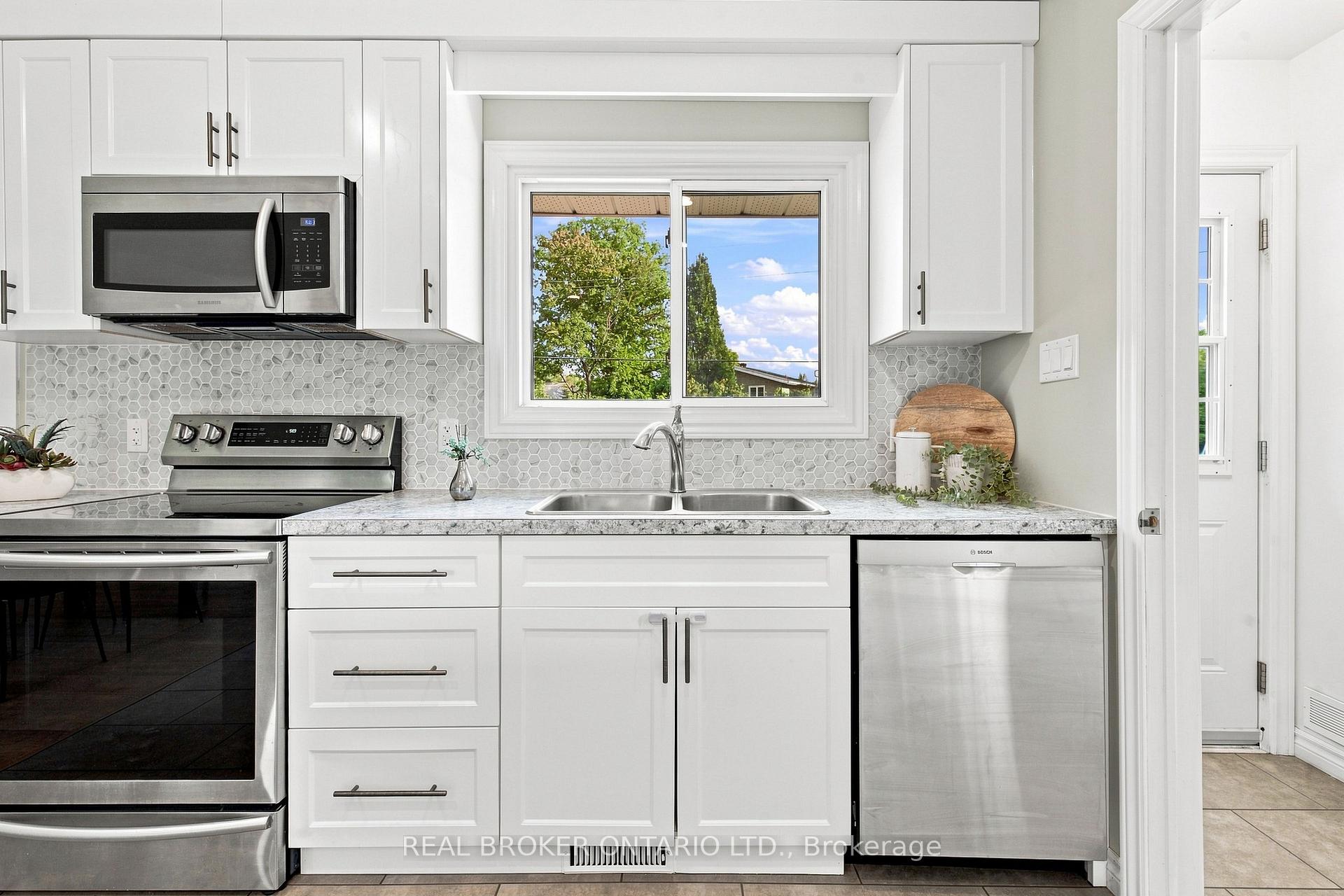 Photo 16 of 82 Meadowlands Drive W, Ottawa, Meadowlands/Crestview — HOMEH