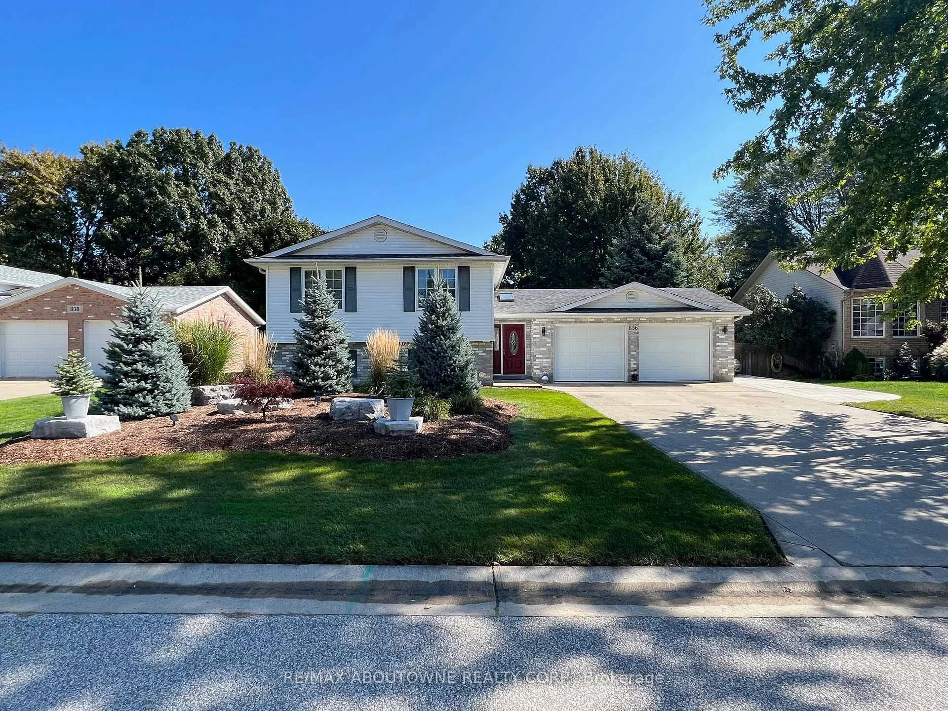Photo 2 of 817 Brass Winds Place, Mississauga, Meadowvale Village — HOMEH