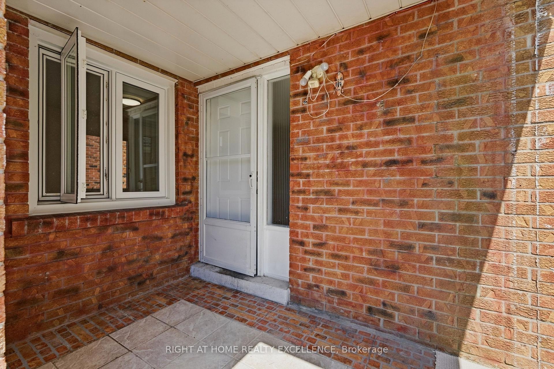 Photo 6 of Unit Upper, 10 Banting Crescent, Brampton, Fletcher's West — HOMEH