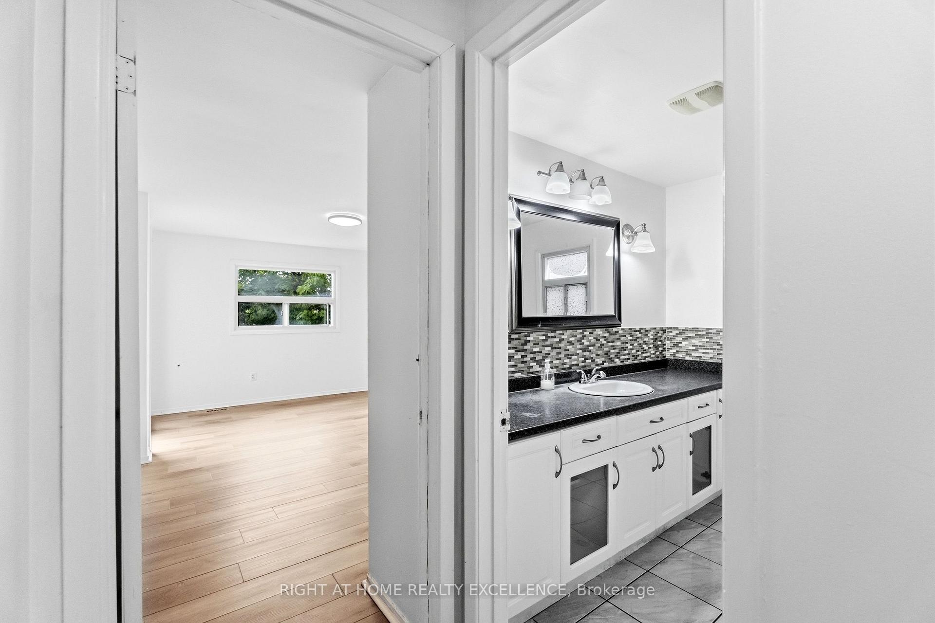 Photo 34 of Unit Upper, 10 Banting Crescent, Brampton, Fletcher's West — HOMEH
