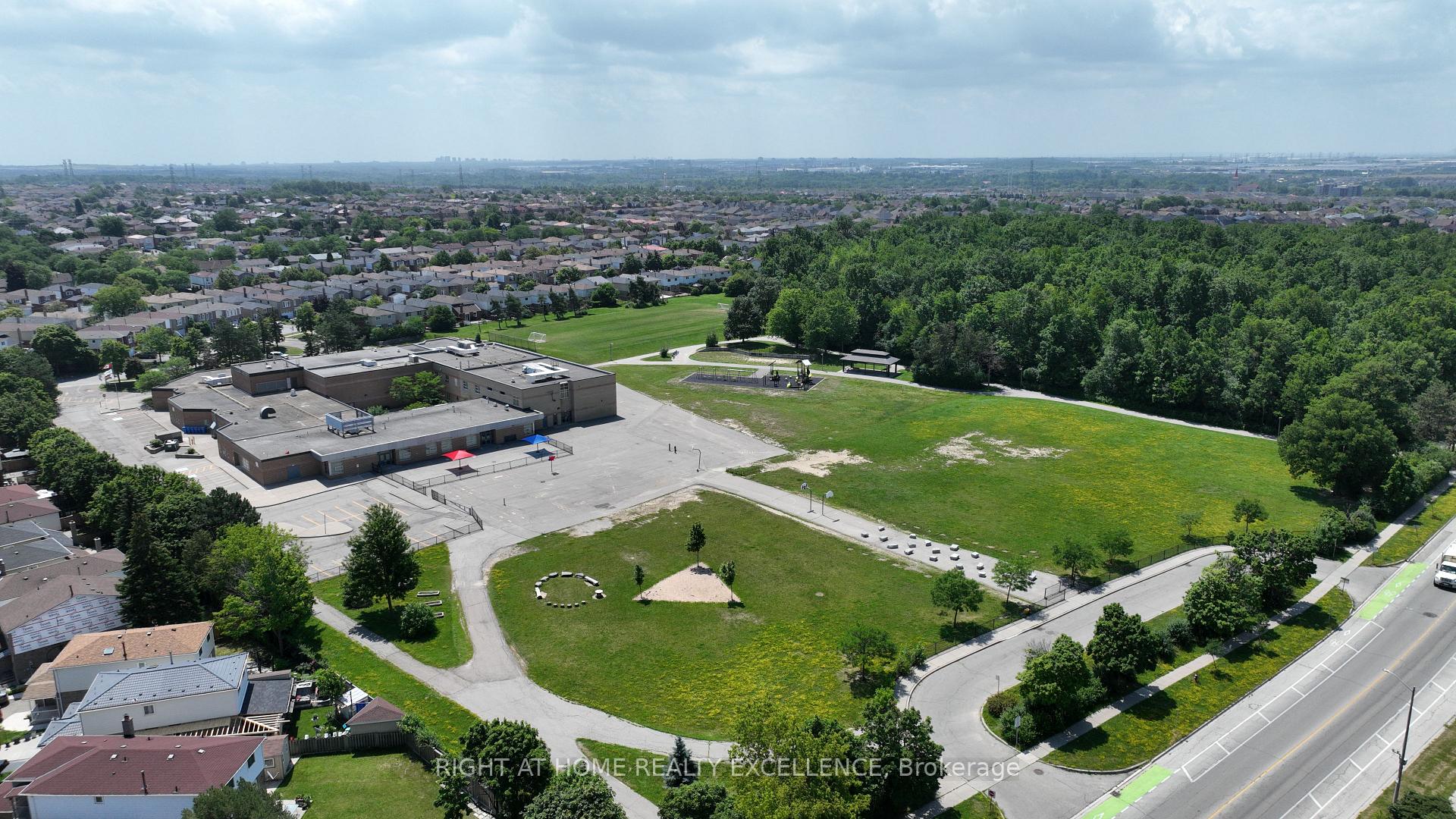 Photo 47 of Unit Upper, 10 Banting Crescent, Brampton, Fletcher's West — HOMEH
