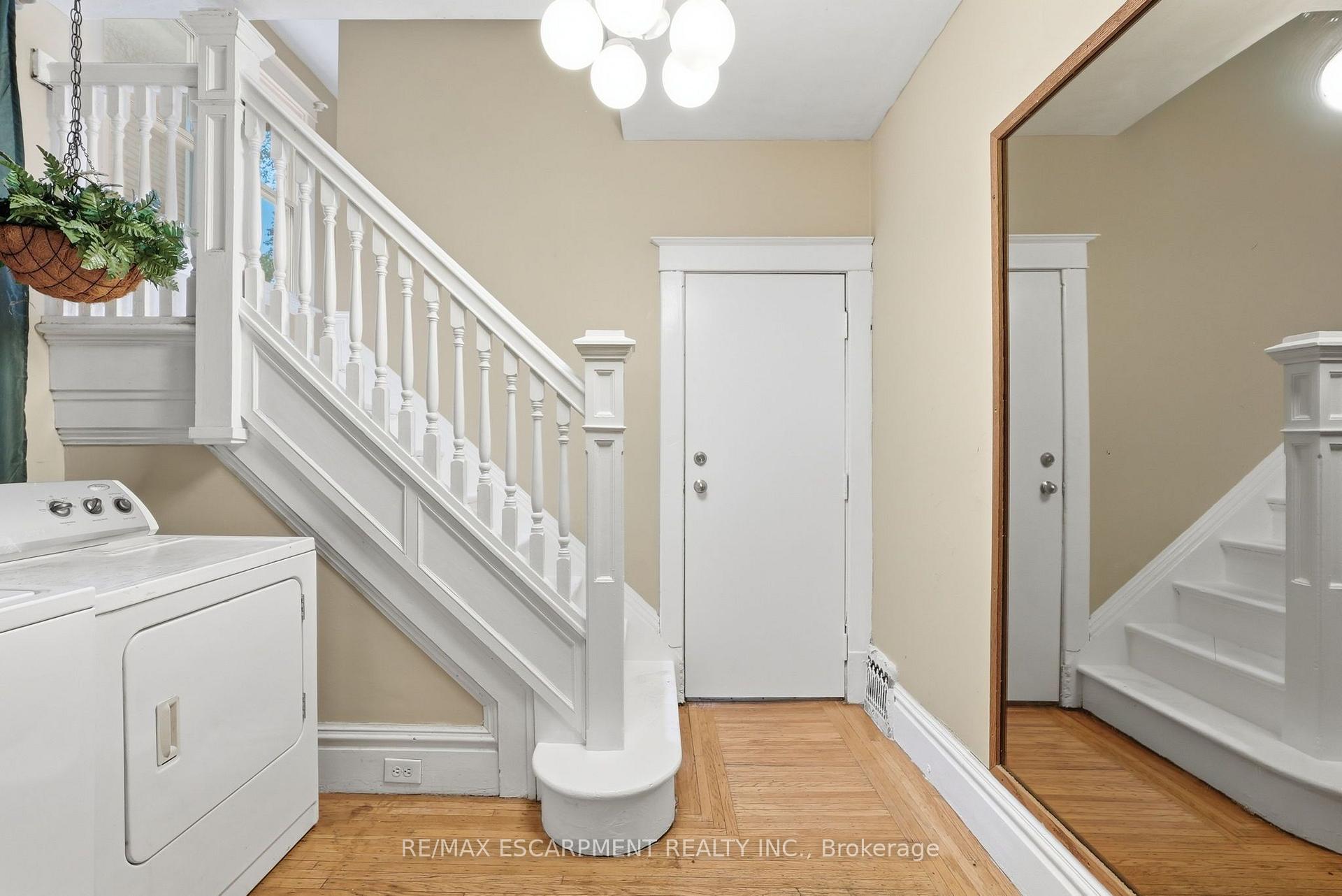 Photo 4 of 63 Melrose Avenue S, Hamilton, Stipley — HOMEH