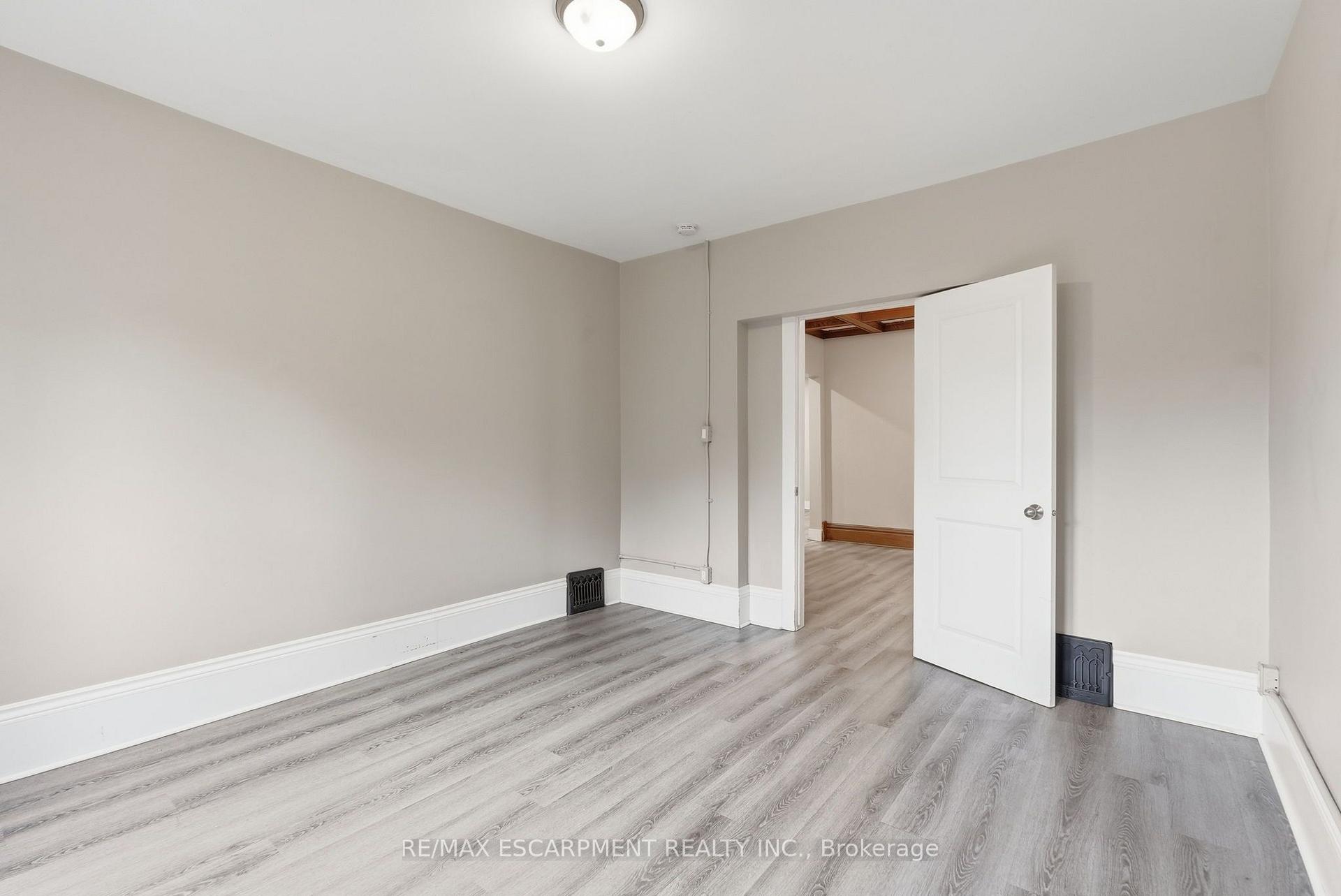 Photo 23 of 63 Melrose Avenue S, Hamilton, Stipley — HOMEH