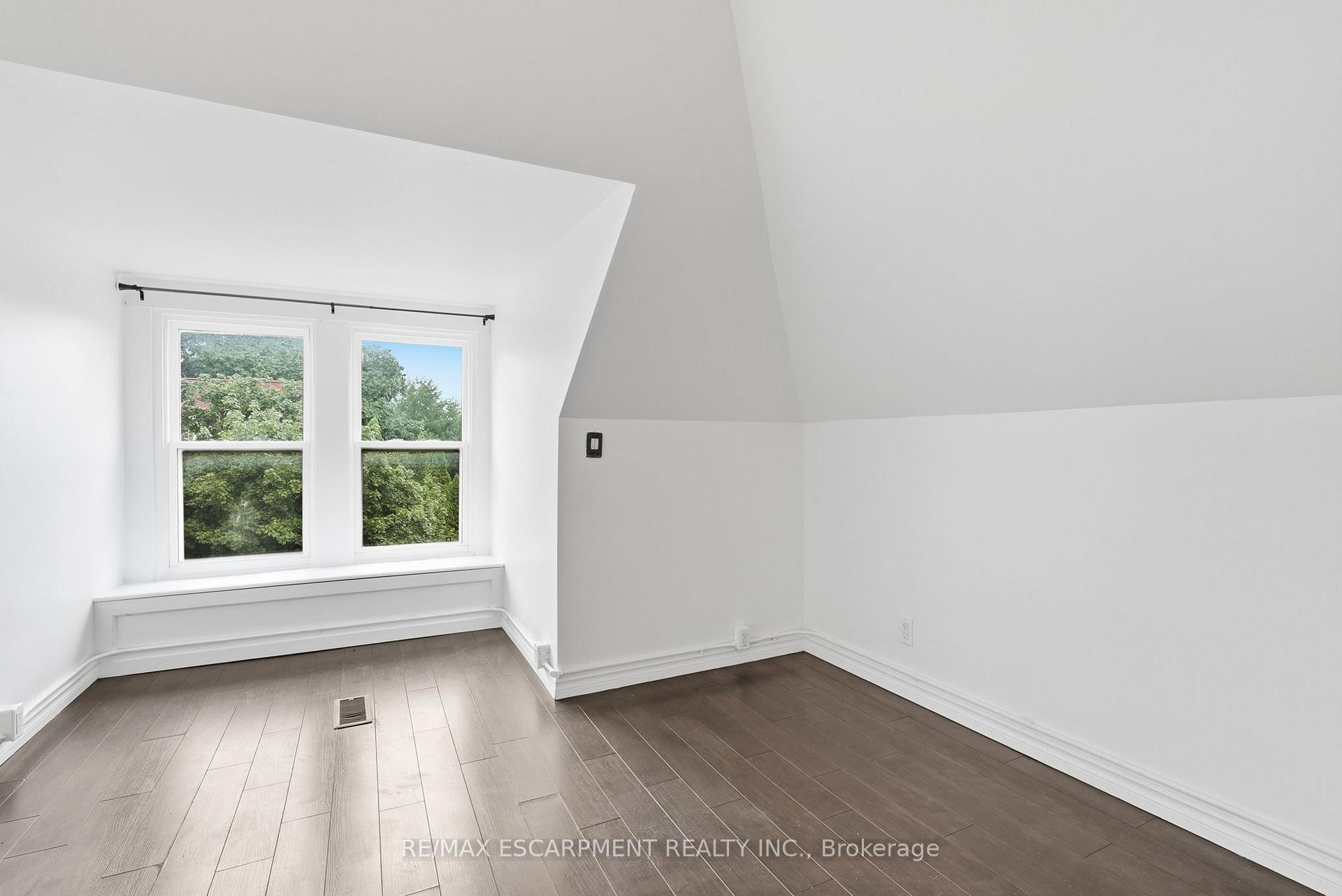 Photo 32 of 63 Melrose Avenue S, Hamilton, Stipley — HOMEH