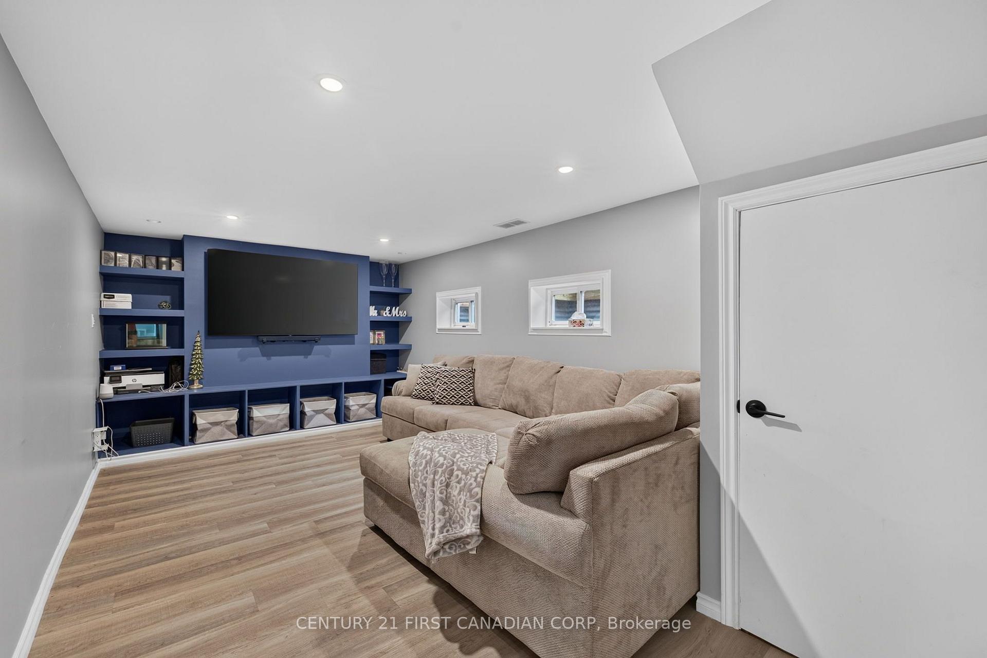 Photo 37 of 285 Panorama Crescent, London, South J — HOMEH
