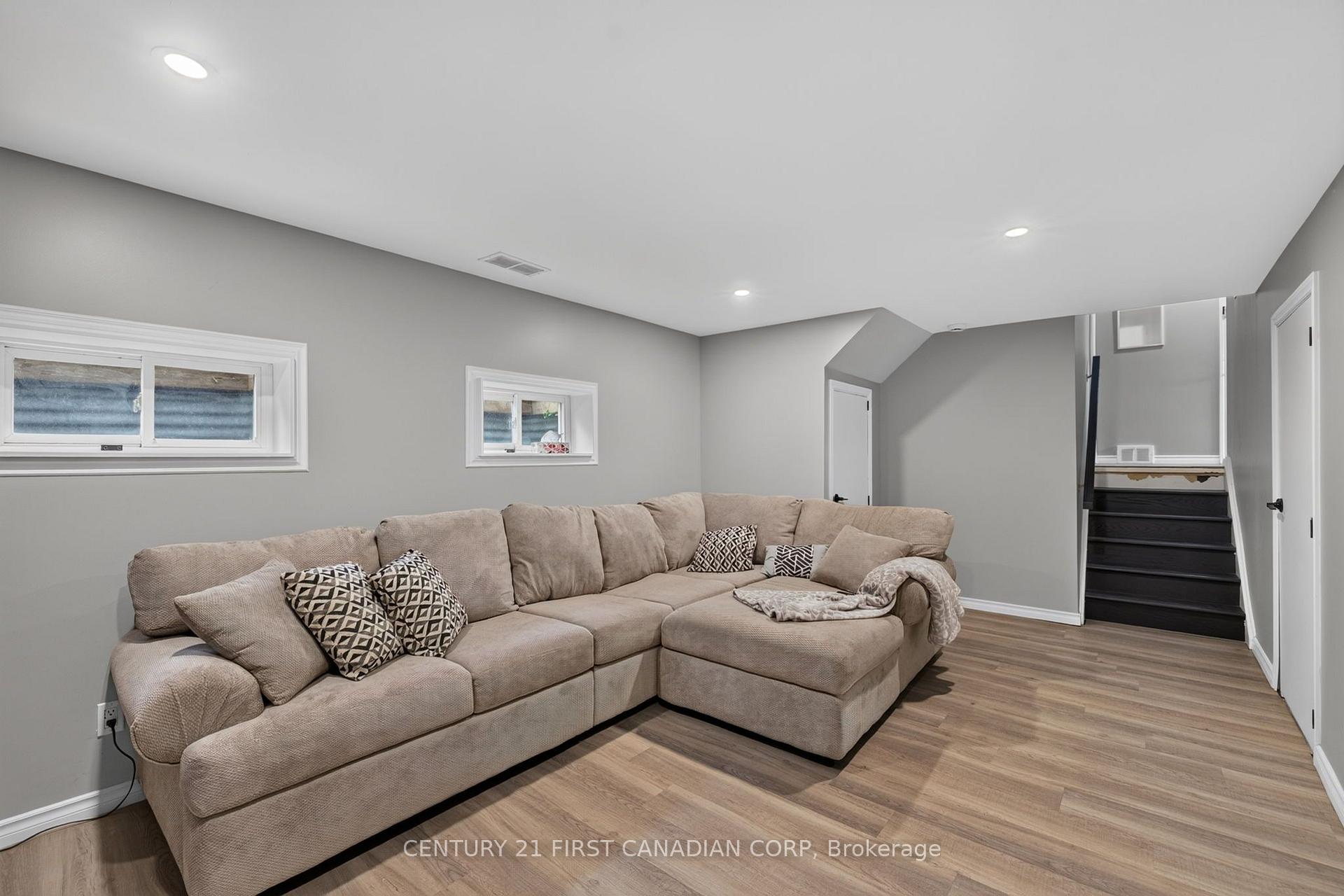 Photo 38 of 285 Panorama Crescent, London, South J — HOMEH