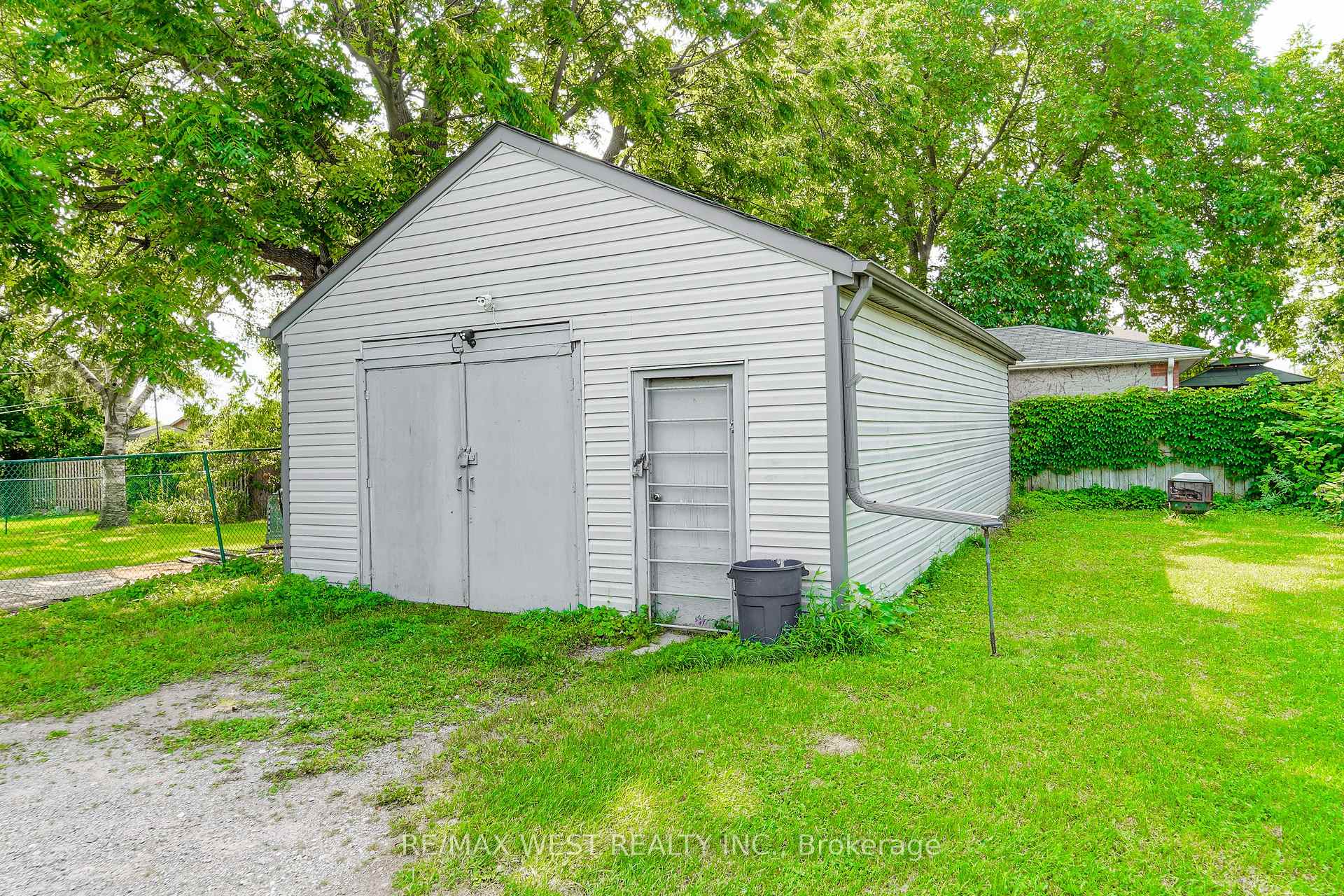 Photo 2 of 489 Dean Avenue, Oshawa, Central — HOMEH