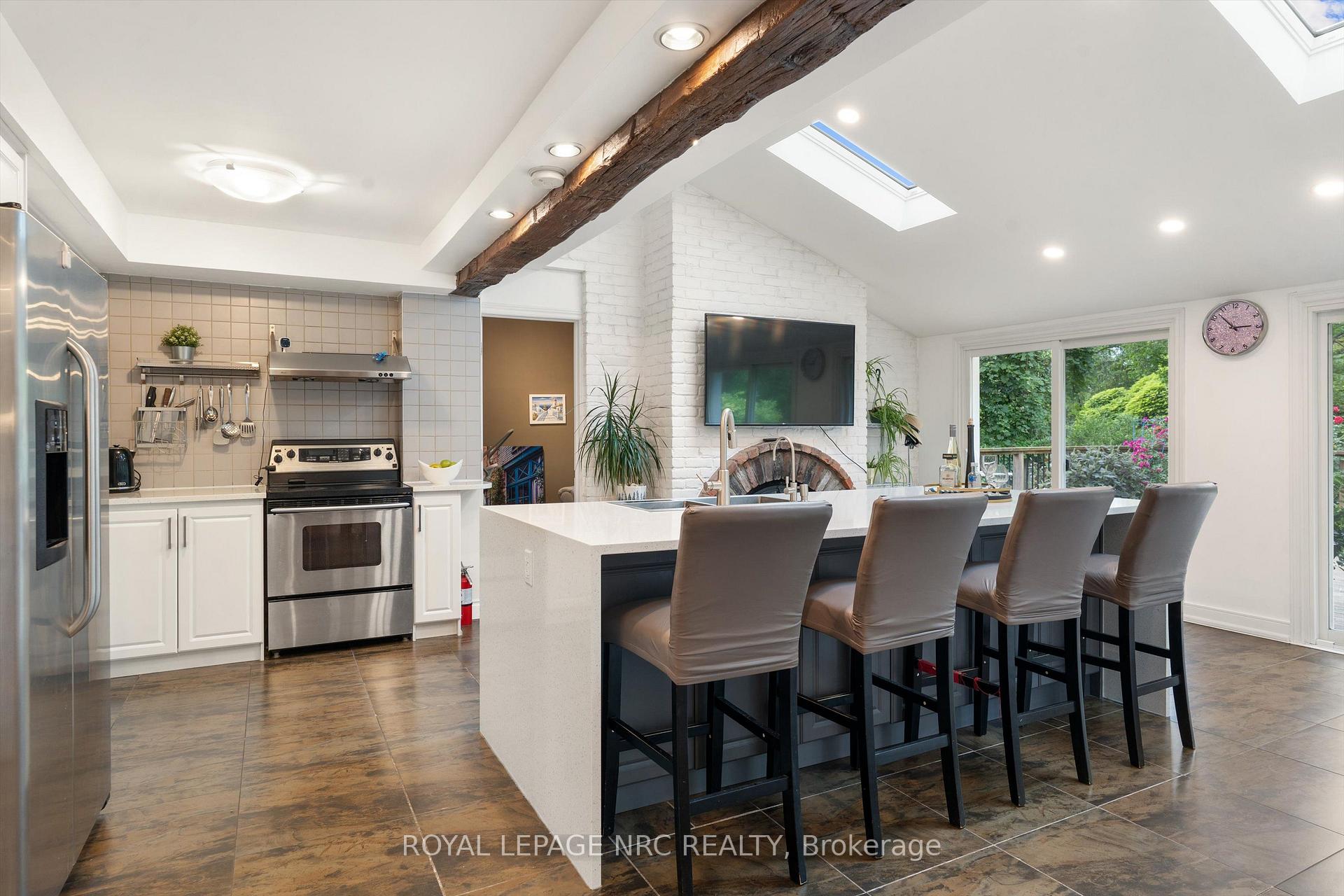 Photo 9 of 46 Adelene Crescent, St. Catharines, Glendale/Glenridge — HOMEH
