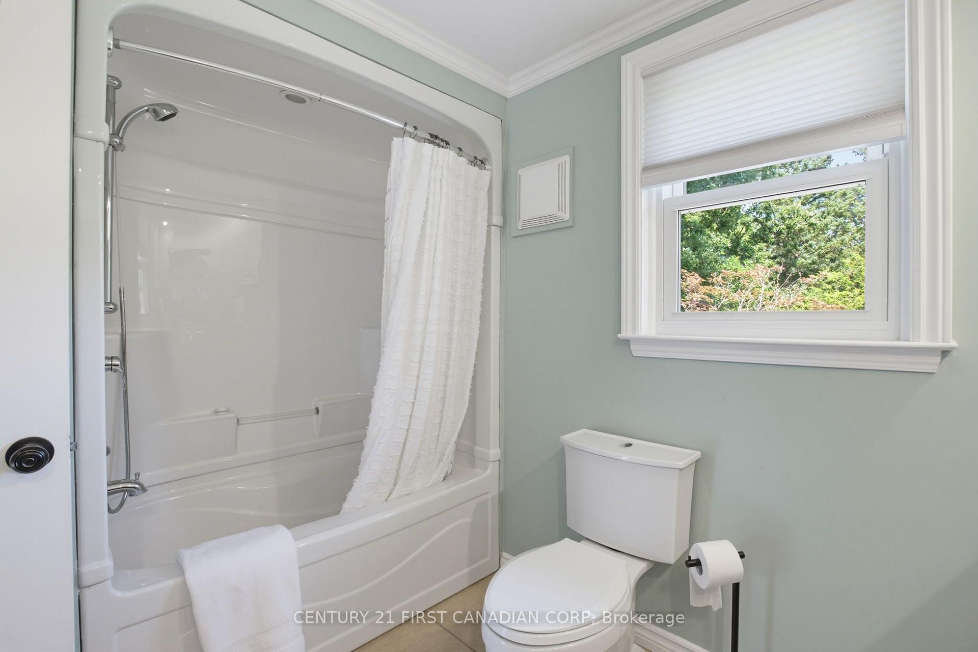 Photo 17 of 8 Meridene Crescent E, London, North G — HOMEH