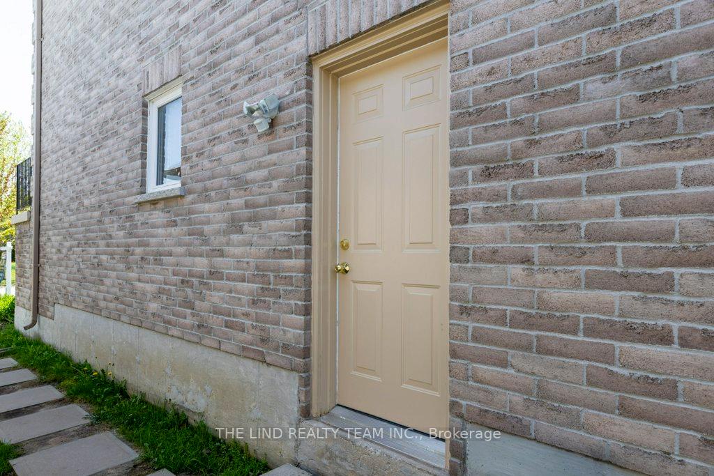Photo 7 of 61 Mcintyre Drive, Barrie, Ardagh — HOMEH