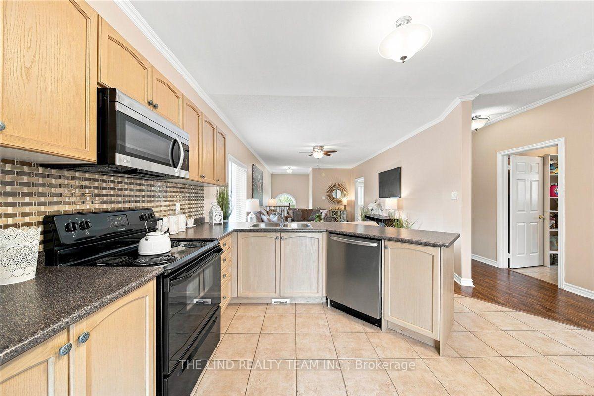 Photo 13 of 61 Mcintyre Drive, Barrie, Ardagh — HOMEH