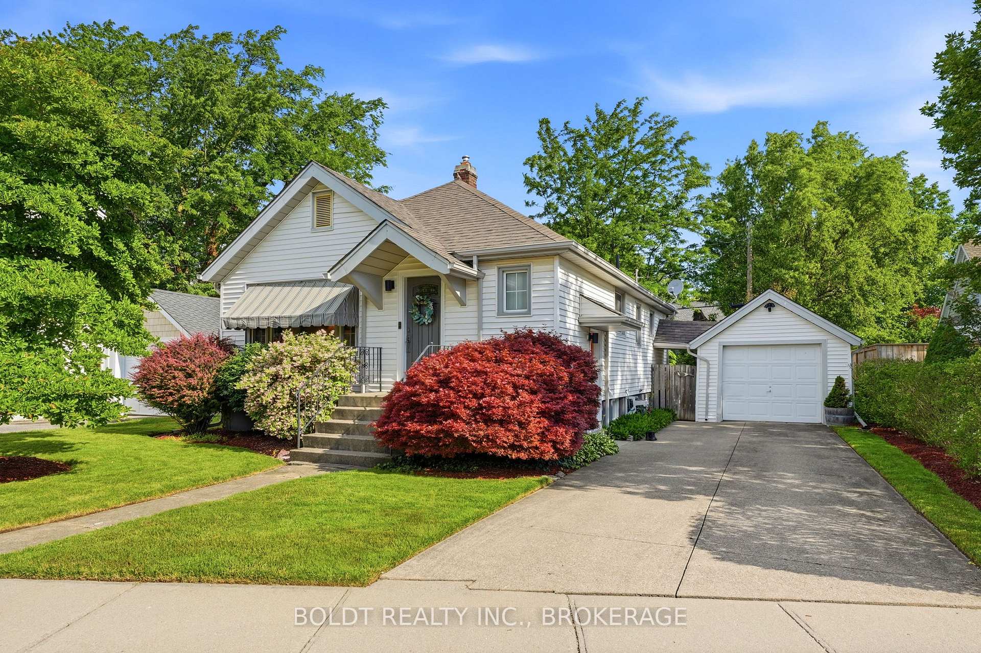 Photo 3 of 9 Woodgate Avenue, St. Catharines, Old Glenridge — HOMEH