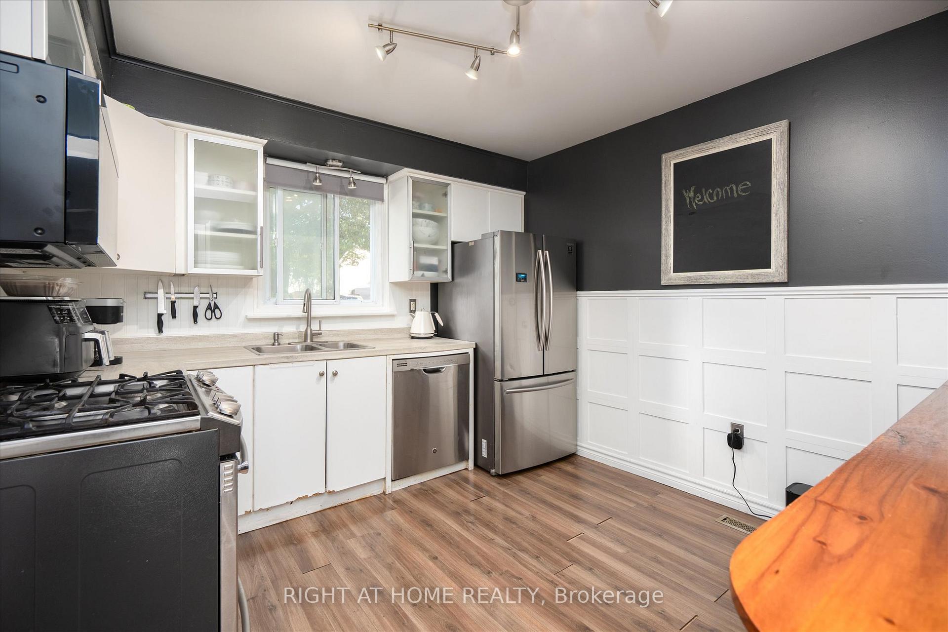 Photo 3 of 1306 Fenelon Crescent, Oshawa, Lakeview — HOMEH