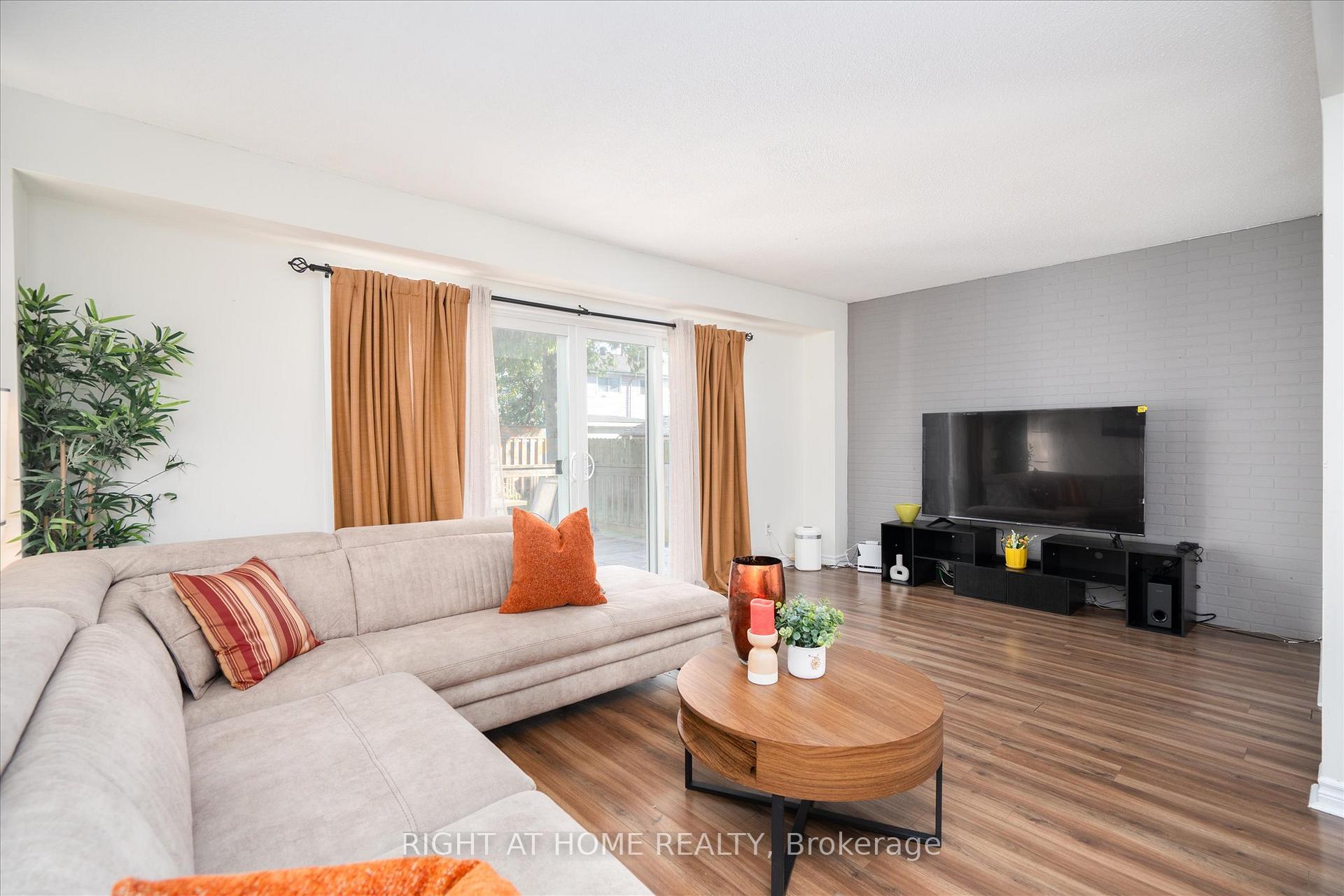 Photo 9 of 1306 Fenelon Crescent, Oshawa, Lakeview — HOMEH