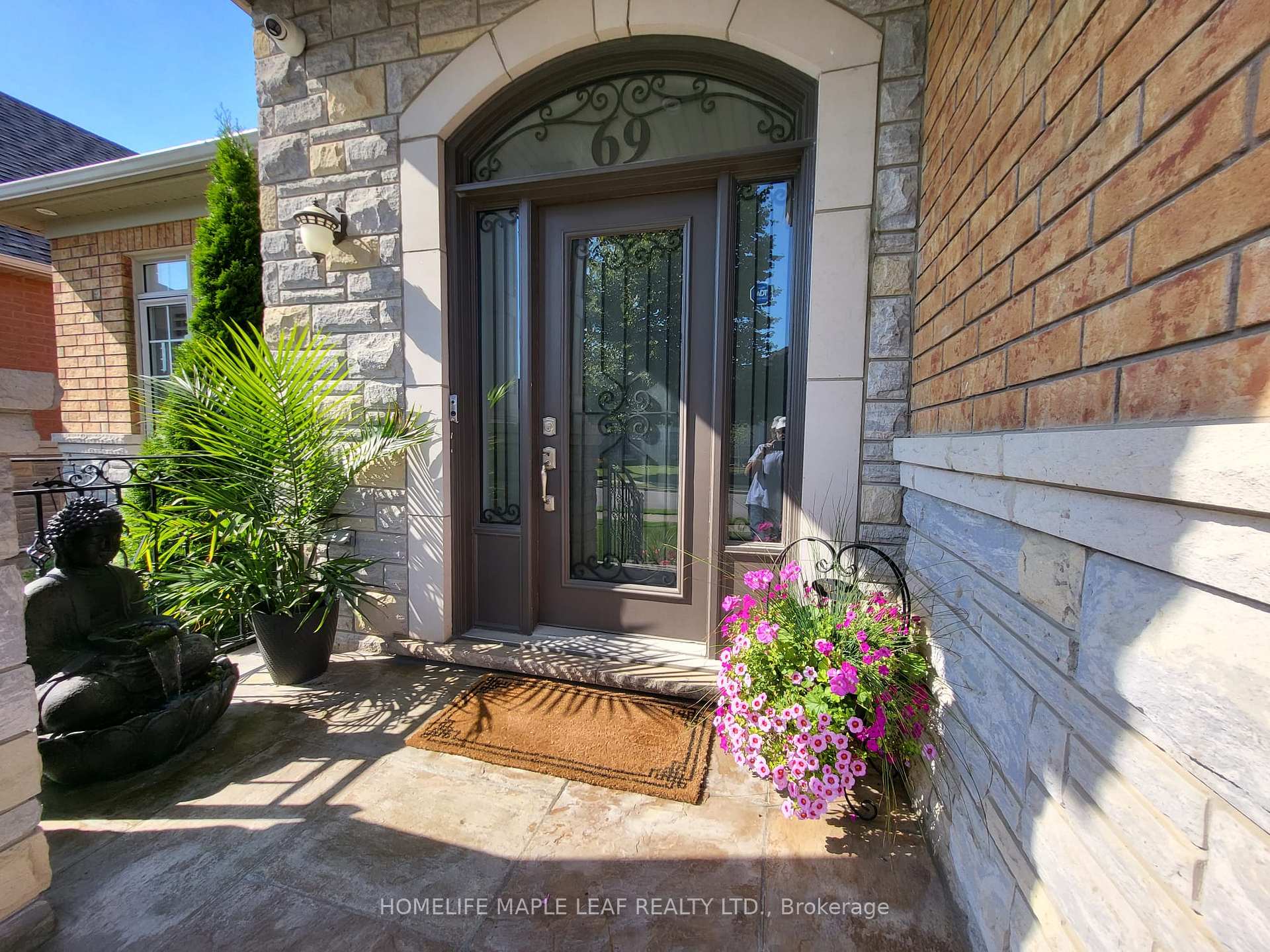 Photo 4 of 69 Huntspoint Drive, Brampton, Bram East — HOMEH