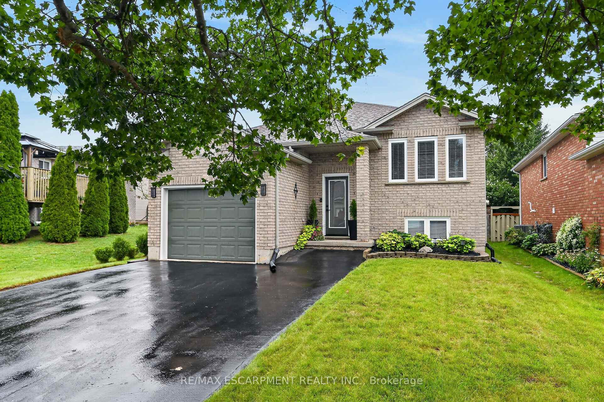 Photo 2 of 34 Brewster Way, Brantford, West Brant — HOMEH