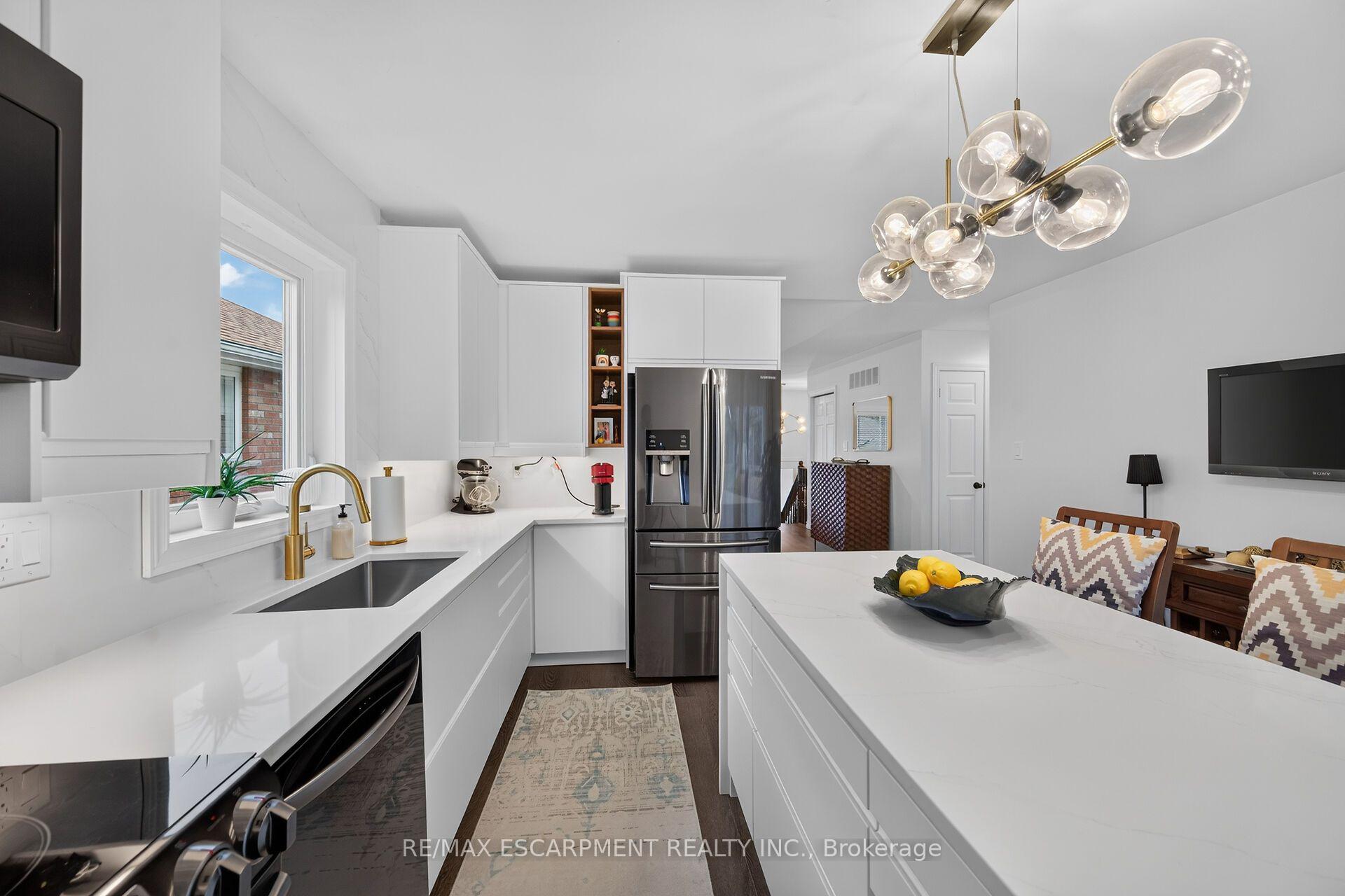 Photo 16 of 34 Brewster Way, Brantford, West Brant — HOMEH