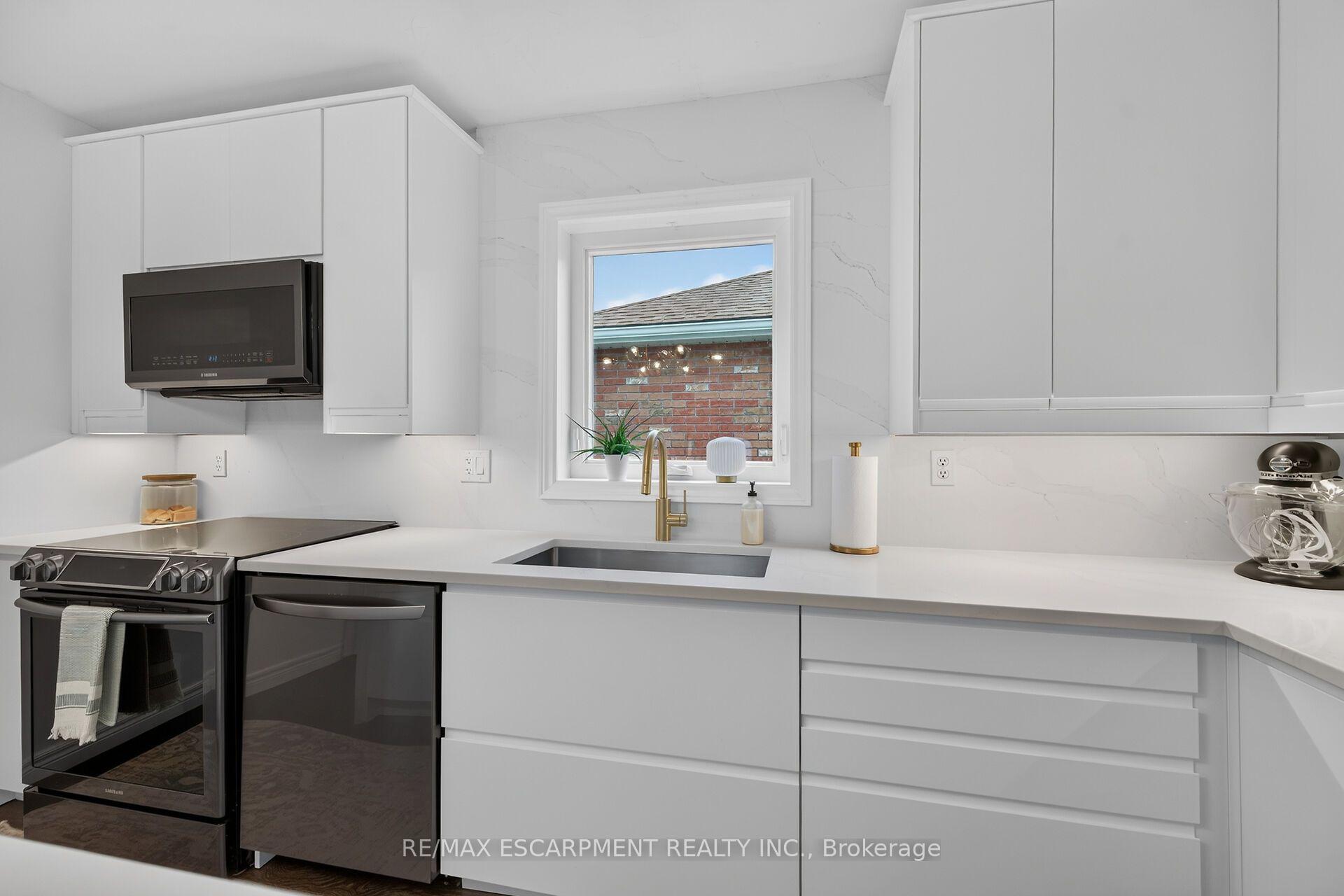 Photo 17 of 34 Brewster Way, Brantford, West Brant — HOMEH