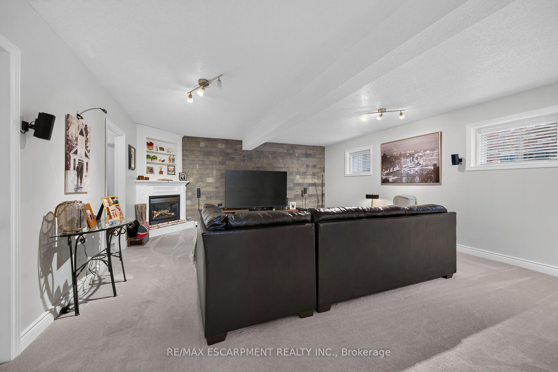 Photo 25 of 34 Brewster Way, Brantford, West Brant — HOMEH