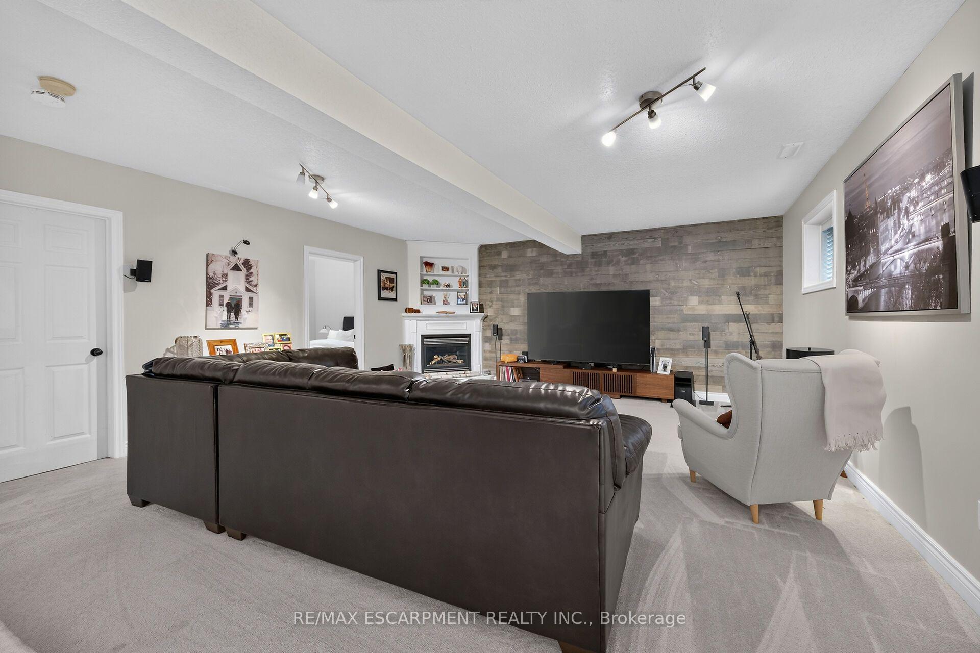 Photo 26 of 34 Brewster Way, Brantford, West Brant — HOMEH