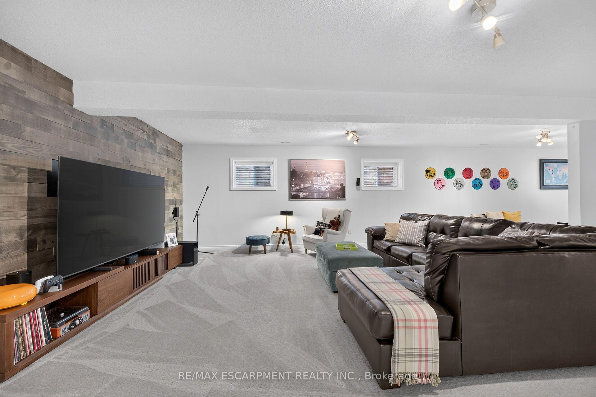 Photo 28 of 34 Brewster Way, Brantford, West Brant — HOMEH