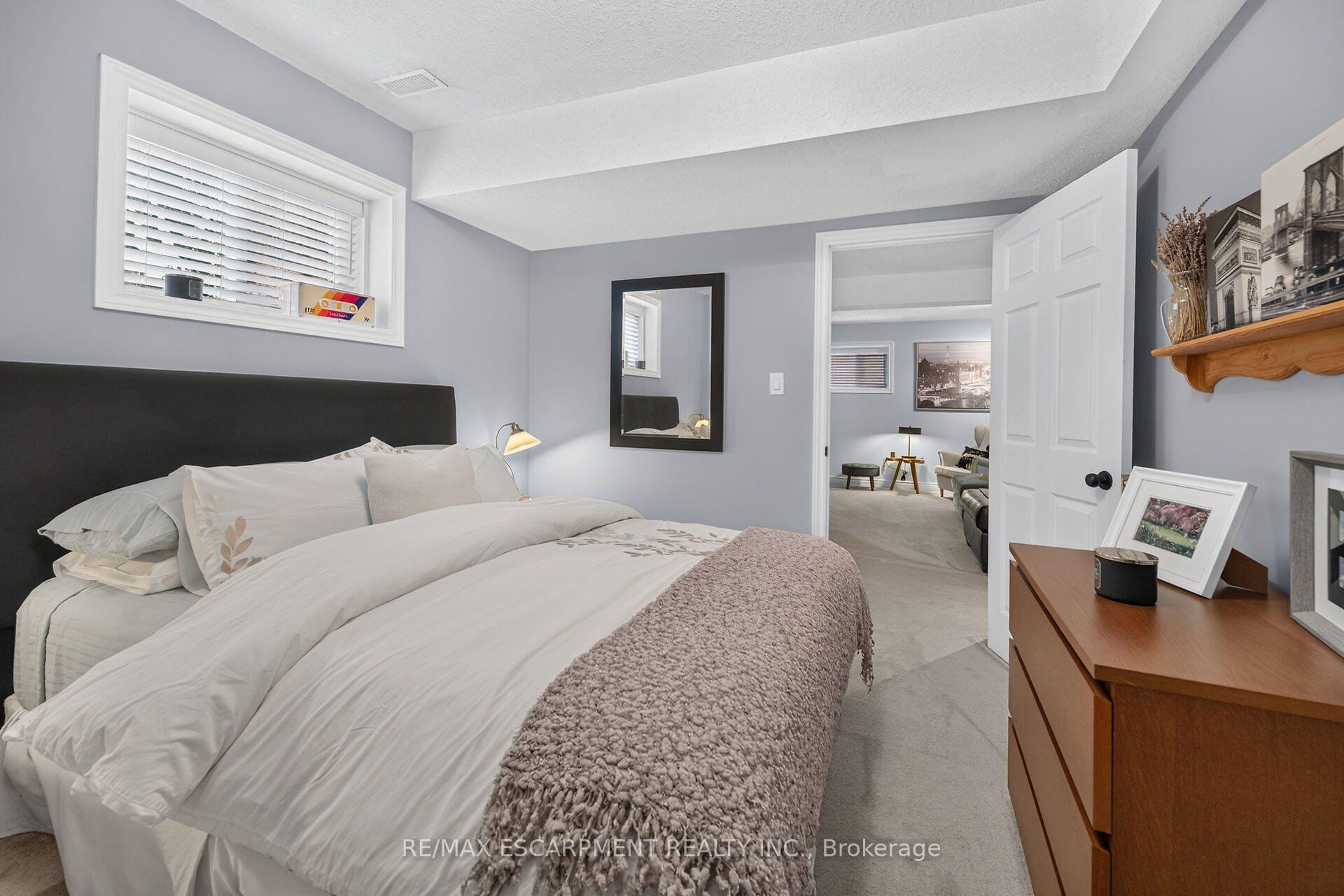 Photo 37 of 34 Brewster Way, Brantford, West Brant — HOMEH