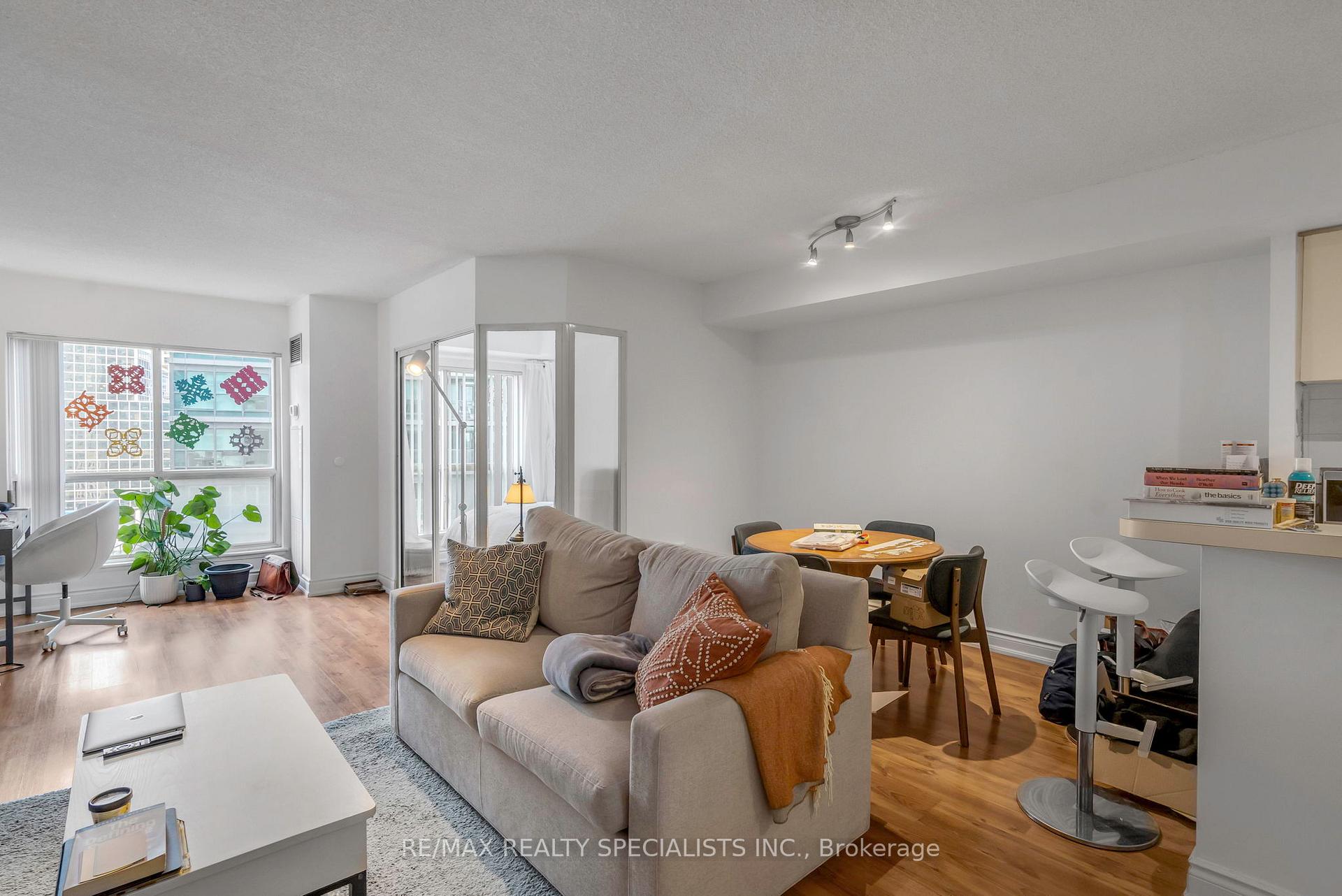Photo 4 of Unit 813, 25 The Esplanade, Toronto, Waterfront Communities — HOMEH