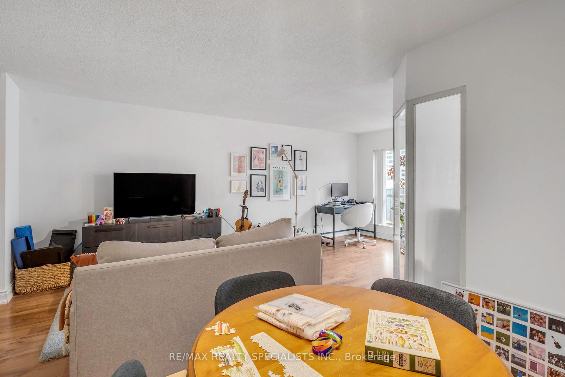 Photo 5 of Unit 813, 25 The Esplanade, Toronto, Waterfront Communities — HOMEH