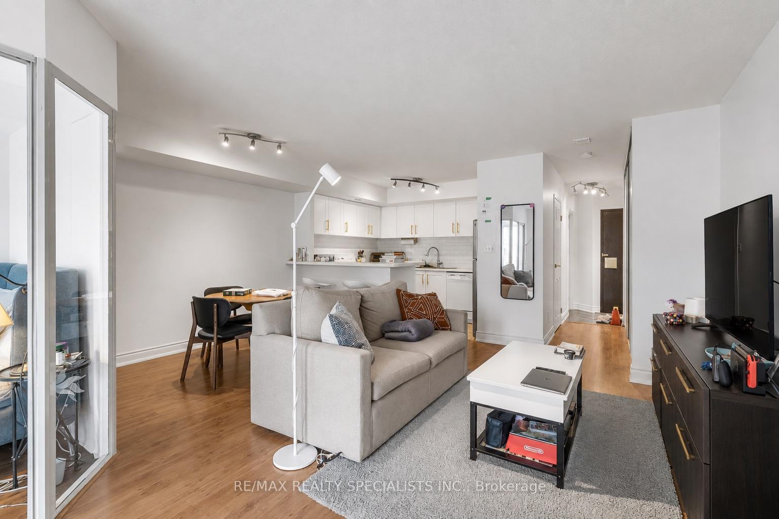 Photo 6 of Unit 813, 25 The Esplanade, Toronto, Waterfront Communities — HOMEH