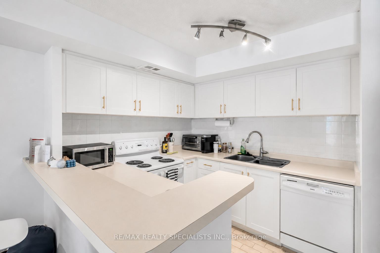 Photo 7 of Unit 813, 25 The Esplanade, Toronto, Waterfront Communities — HOMEH