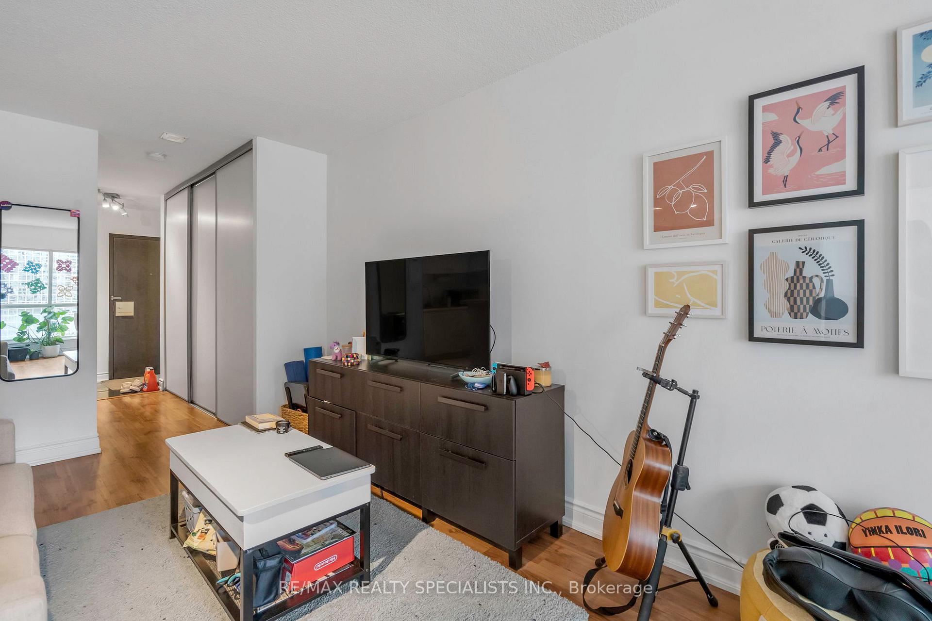 Photo 9 of Unit 813, 25 The Esplanade, Toronto, Waterfront Communities — HOMEH