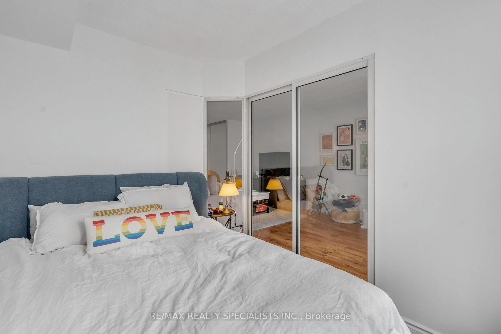 Photo 14 of Unit 813, 25 The Esplanade, Toronto, Waterfront Communities — HOMEH