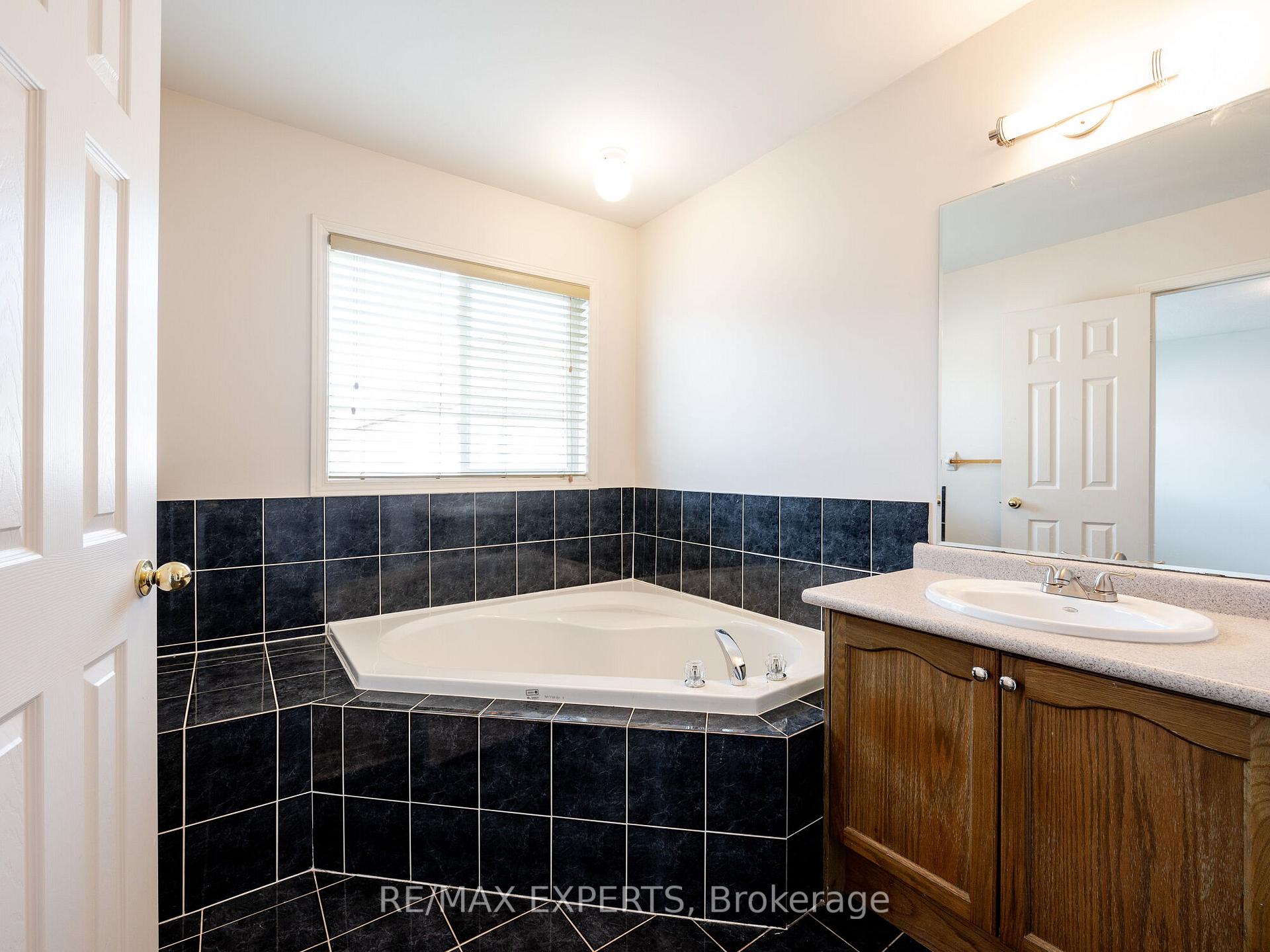 Photo 19 of 48 Dylan Street, Vaughan, Vellore Village — HOMEH