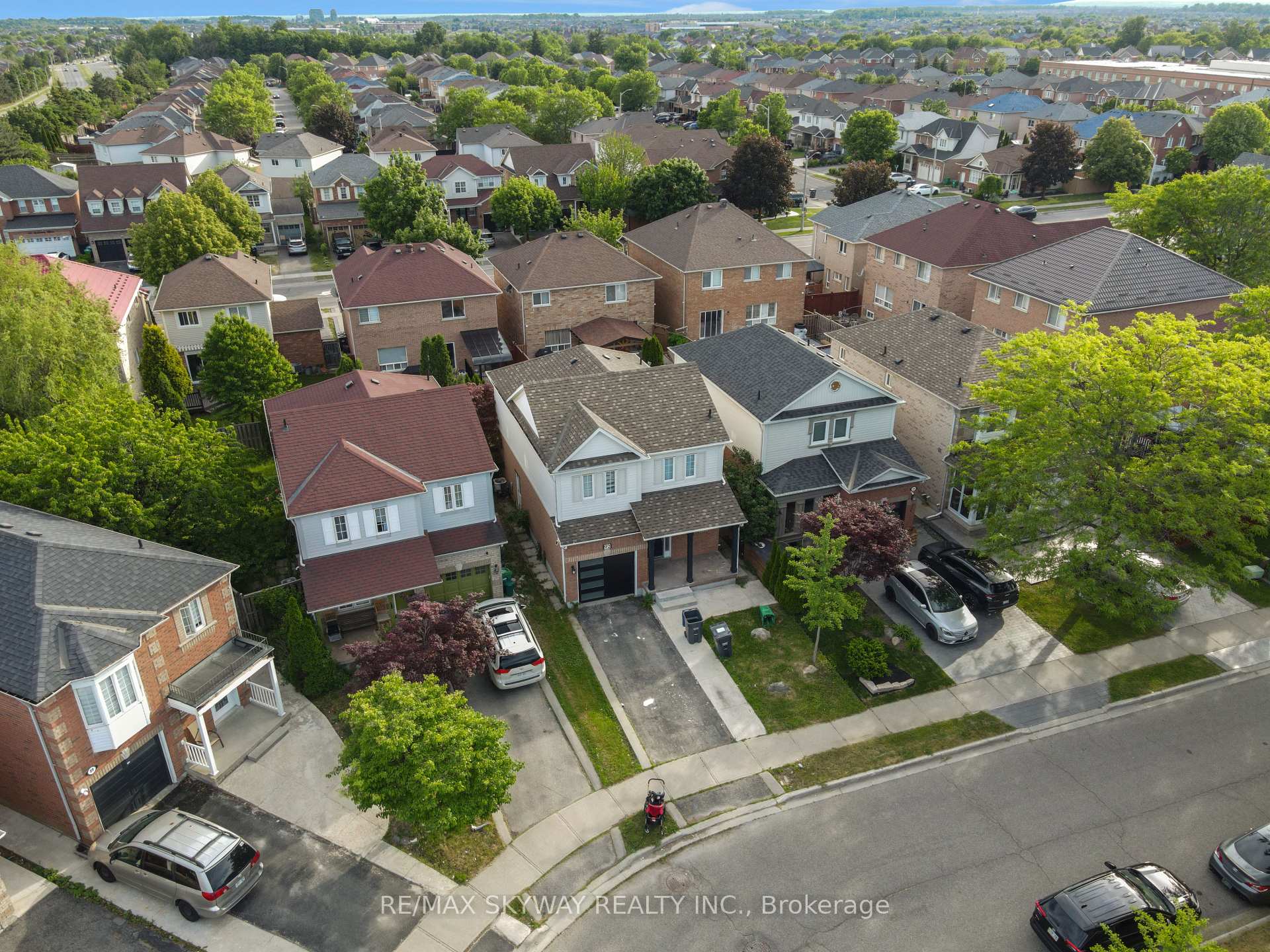 Photo 2 of 92 Charleswood Circle, Brampton, Fletcher's Meadow — HOMEH