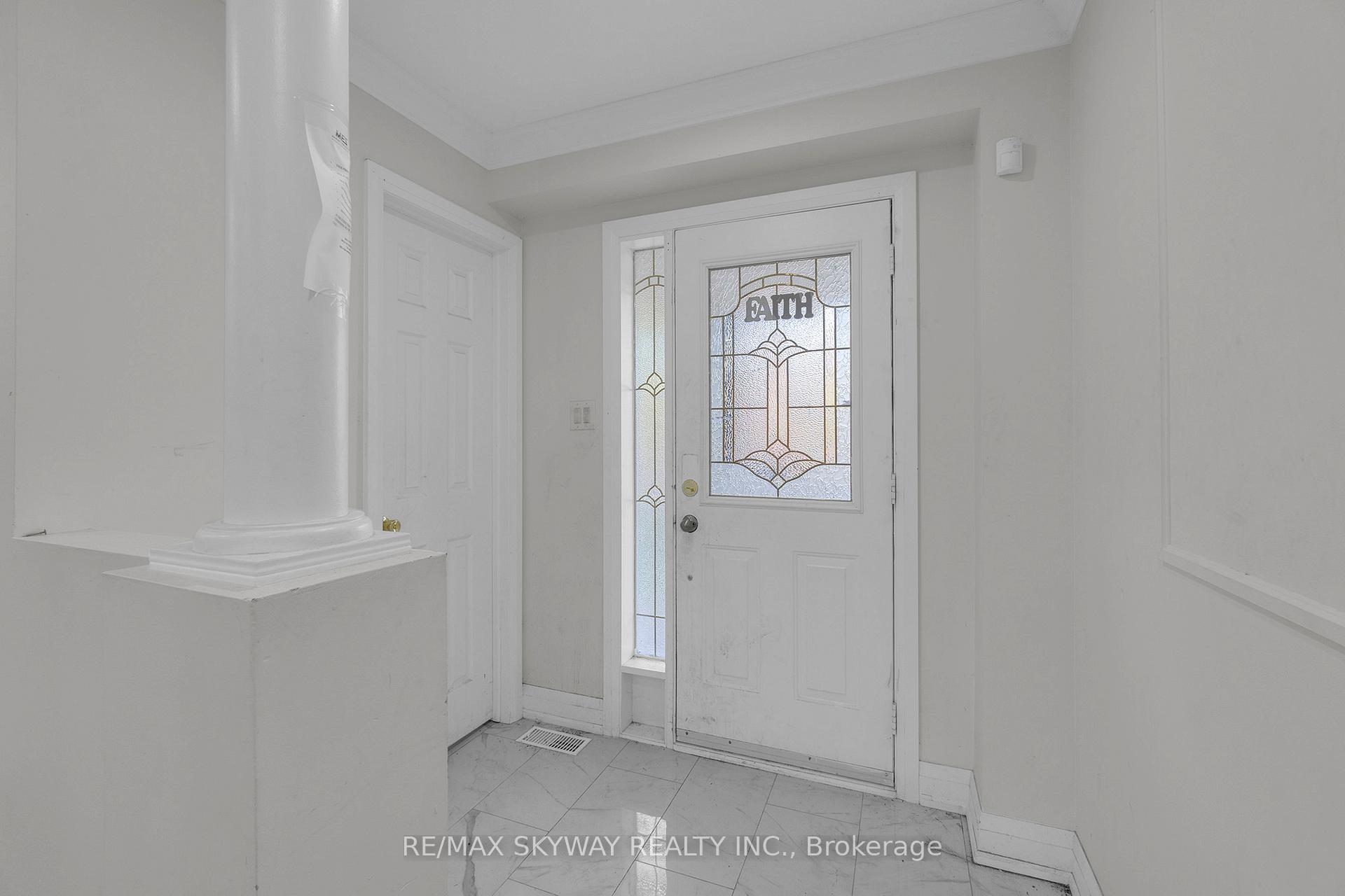 Photo 8 of 92 Charleswood Circle, Brampton, Fletcher's Meadow — HOMEH