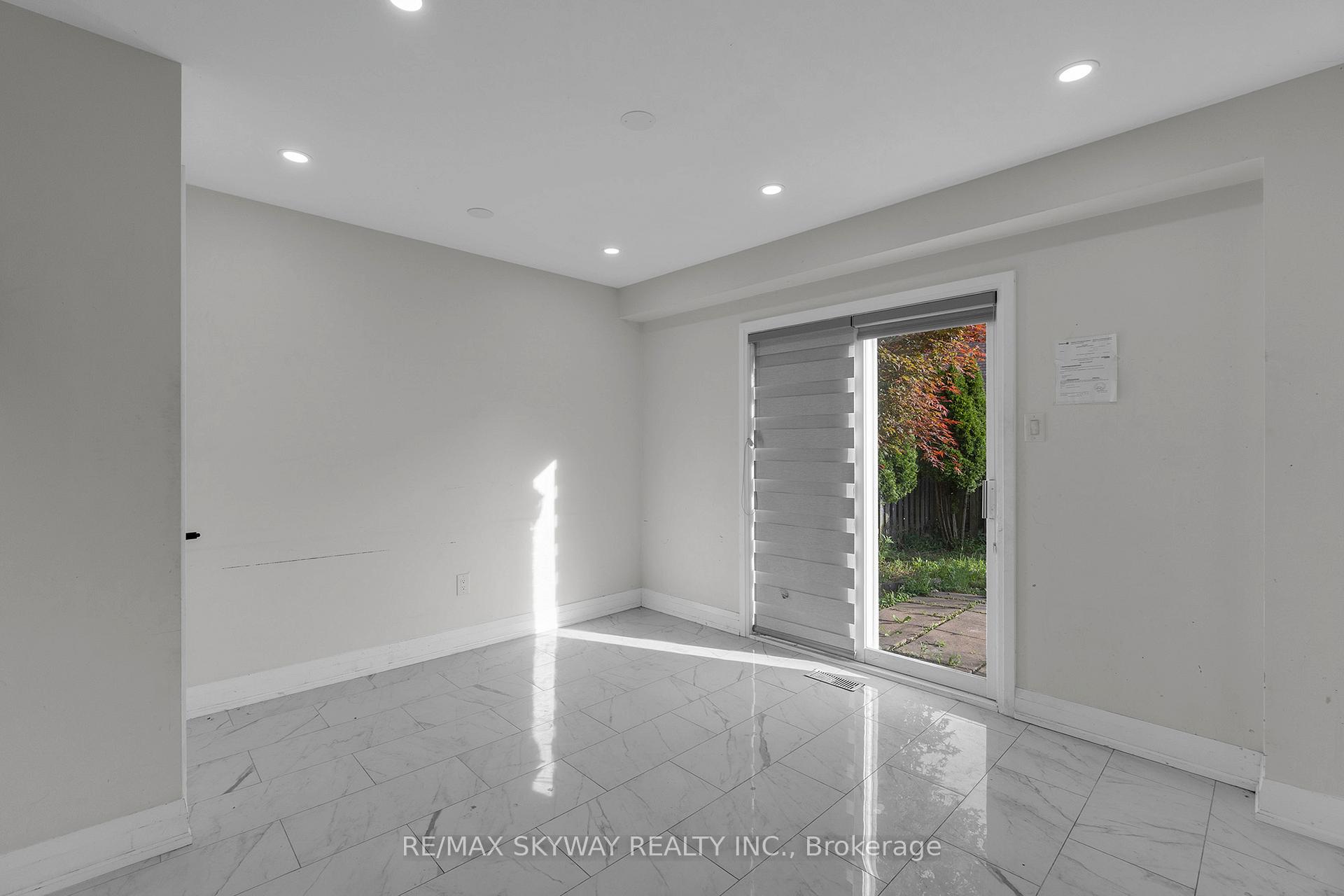 Photo 12 of 92 Charleswood Circle, Brampton, Fletcher's Meadow — HOMEH