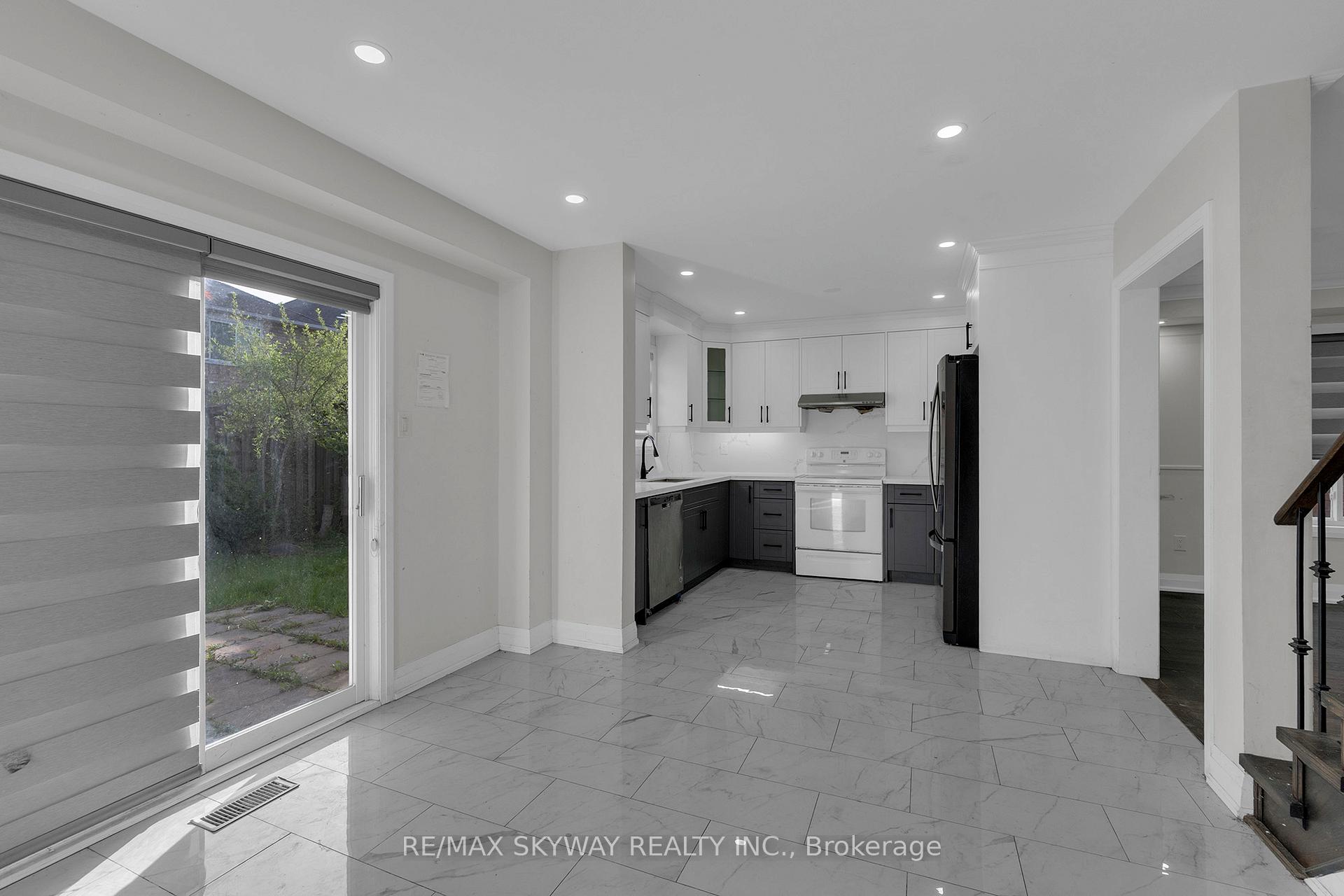 Photo 13 of 92 Charleswood Circle, Brampton, Fletcher's Meadow — HOMEH