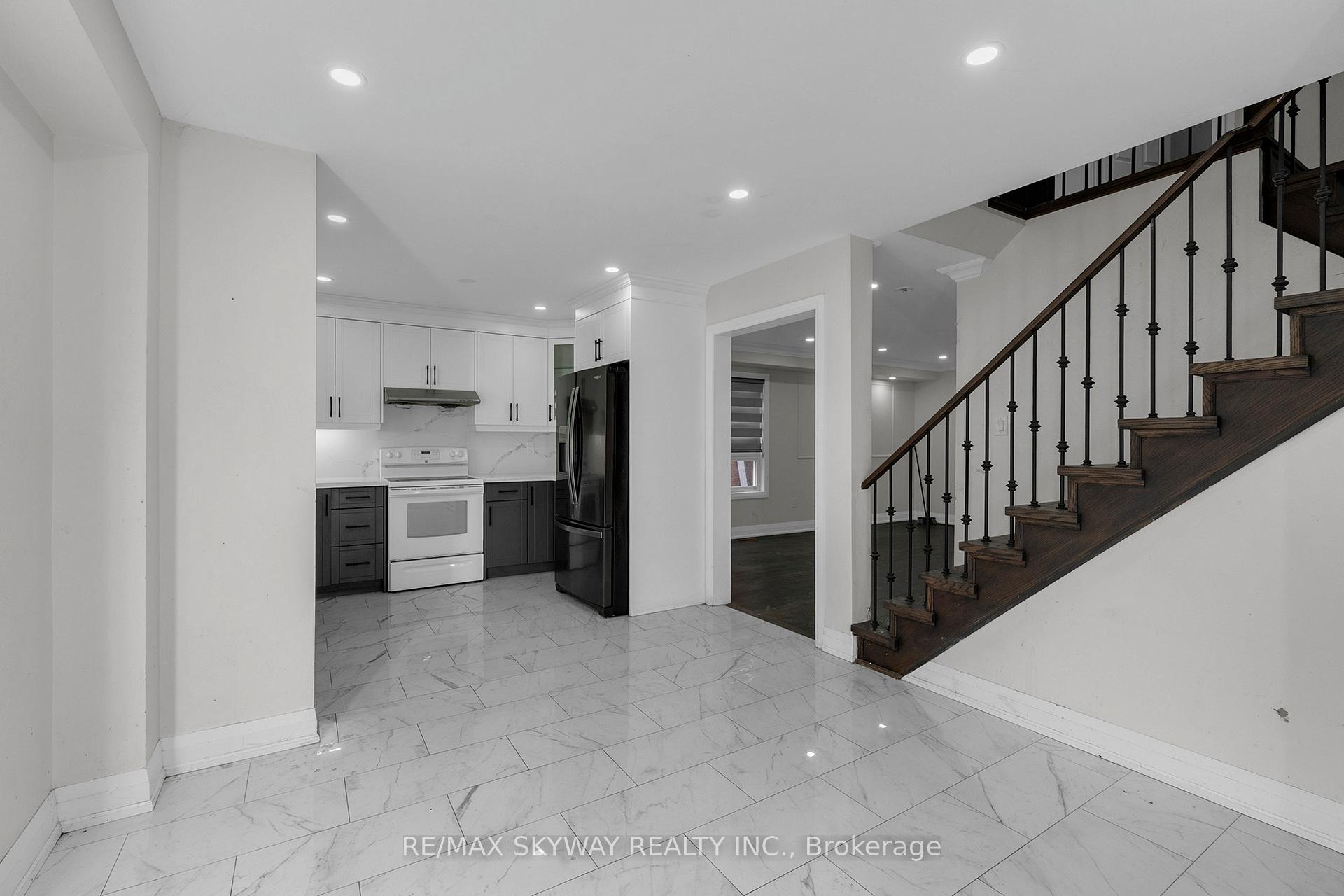 Photo 14 of 92 Charleswood Circle, Brampton, Fletcher's Meadow — HOMEH