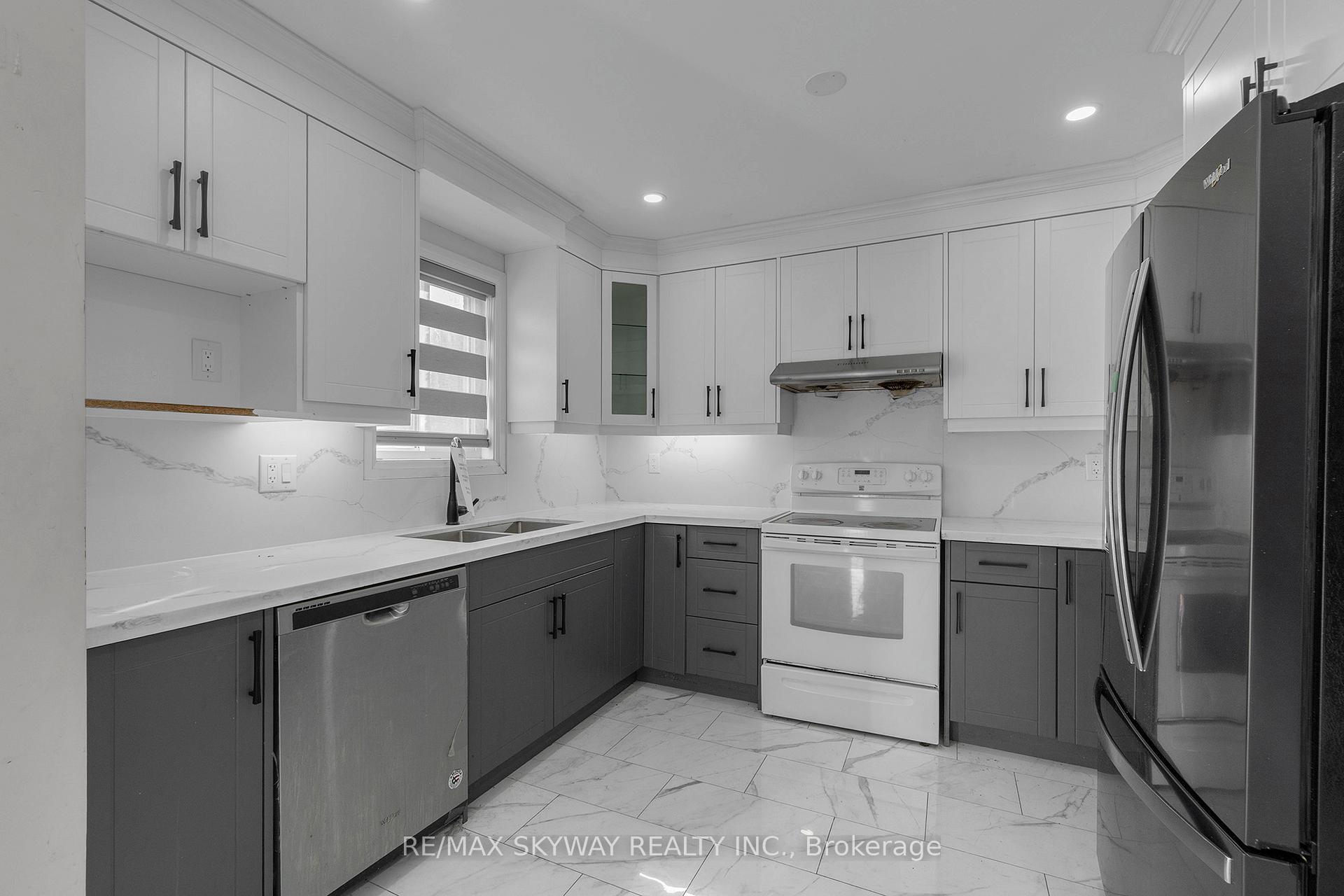 Photo 15 of 92 Charleswood Circle, Brampton, Fletcher's Meadow — HOMEH