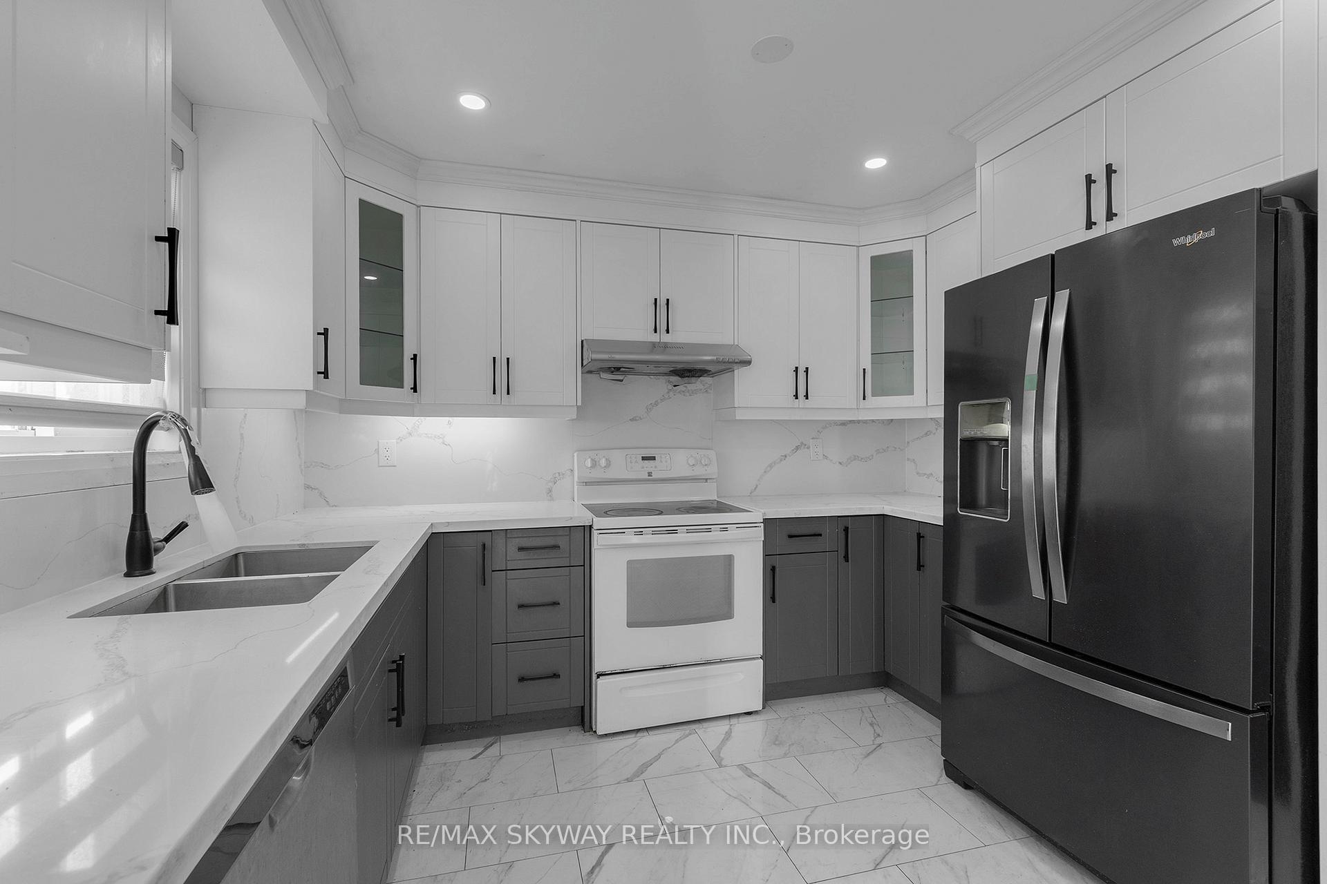 Photo 16 of 92 Charleswood Circle, Brampton, Fletcher's Meadow — HOMEH