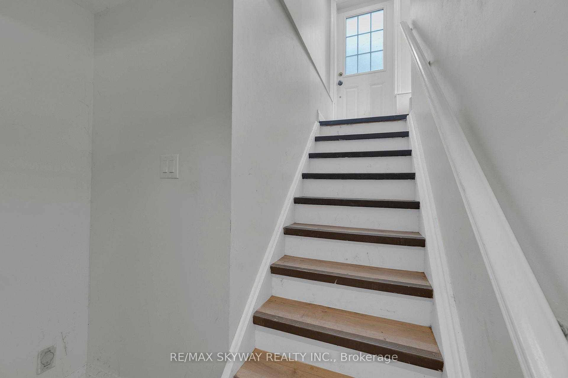 Photo 32 of 92 Charleswood Circle, Brampton, Fletcher's Meadow — HOMEH