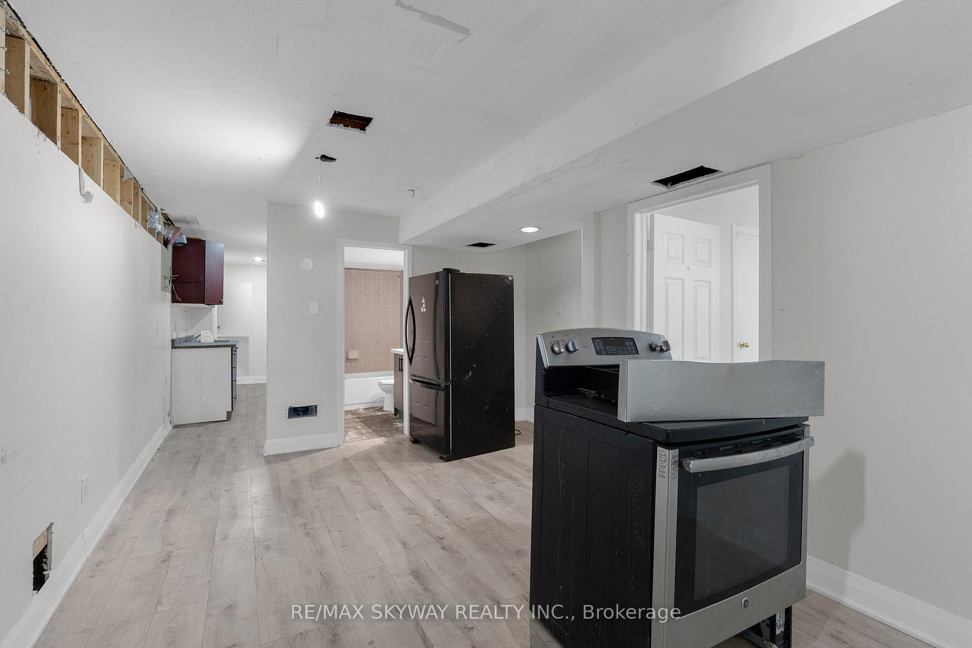 Photo 34 of 92 Charleswood Circle, Brampton, Fletcher's Meadow — HOMEH