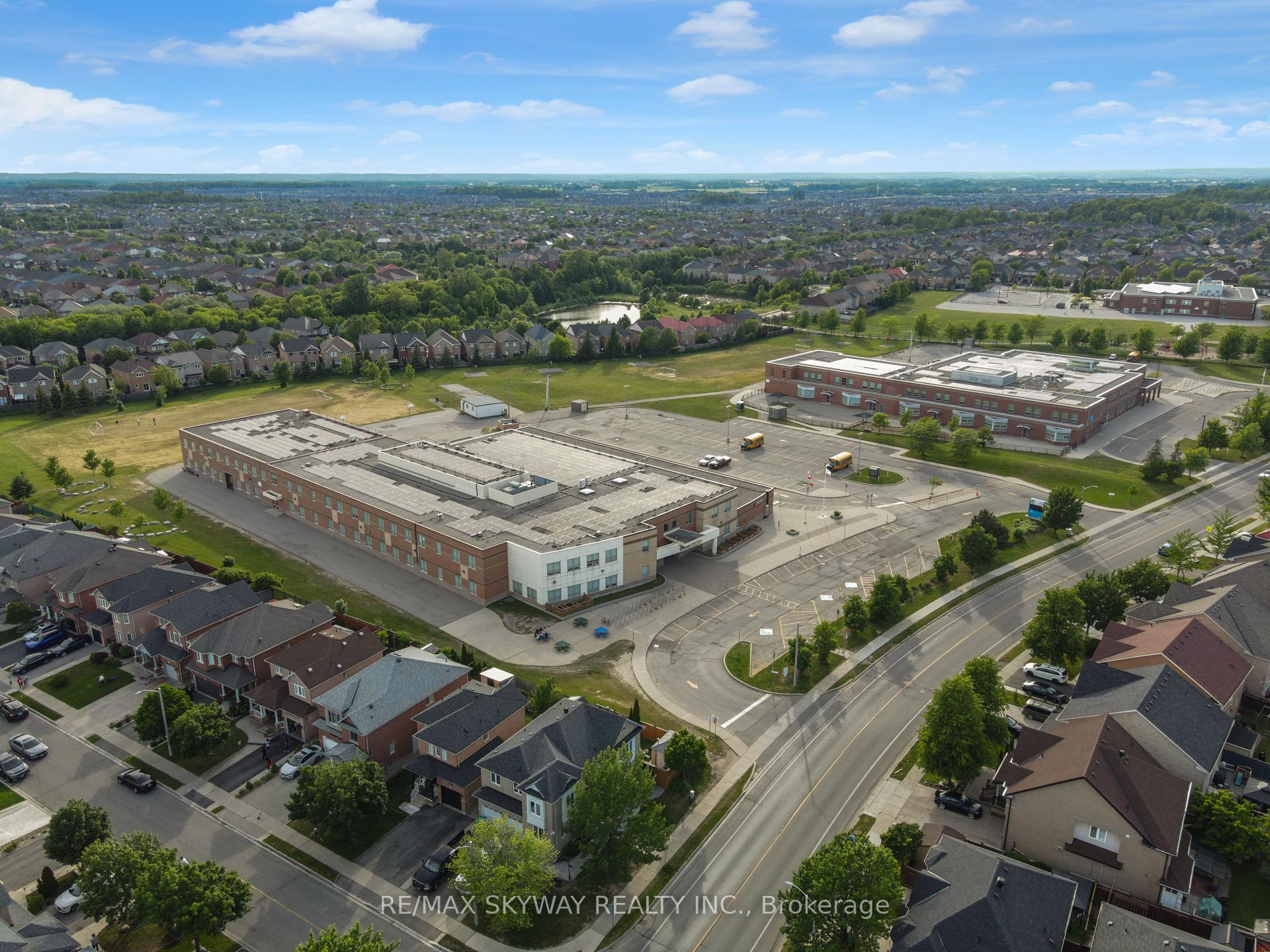 Photo 42 of 92 Charleswood Circle, Brampton, Fletcher's Meadow — HOMEH