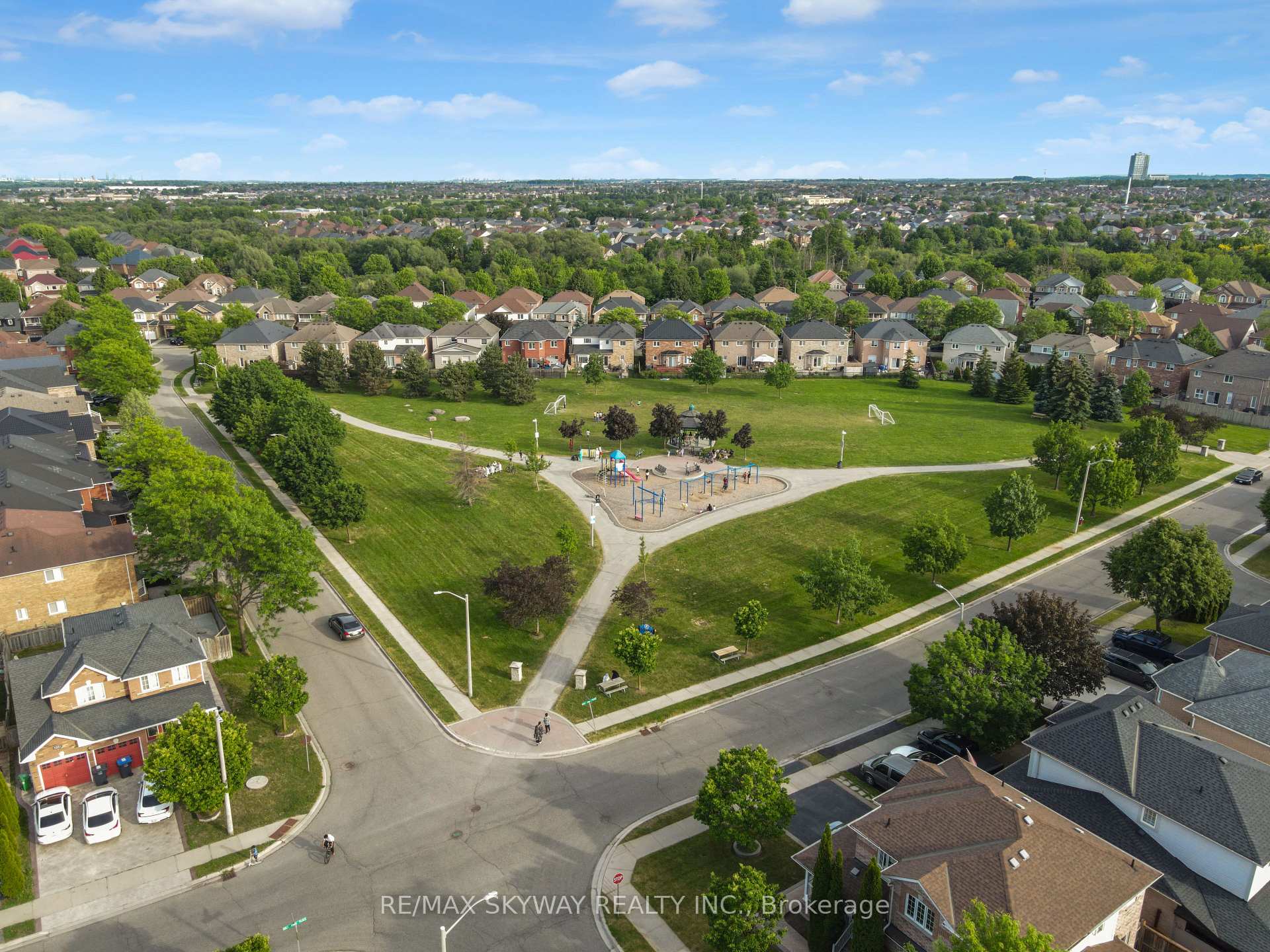 Photo 43 of 92 Charleswood Circle, Brampton, Fletcher's Meadow — HOMEH