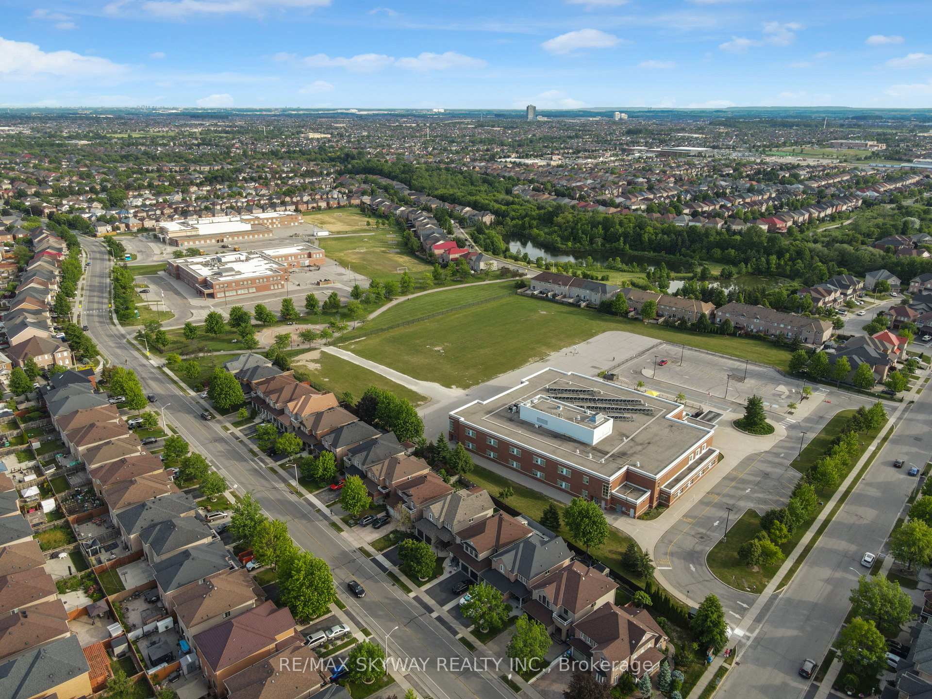 Photo 46 of 92 Charleswood Circle, Brampton, Fletcher's Meadow — HOMEH