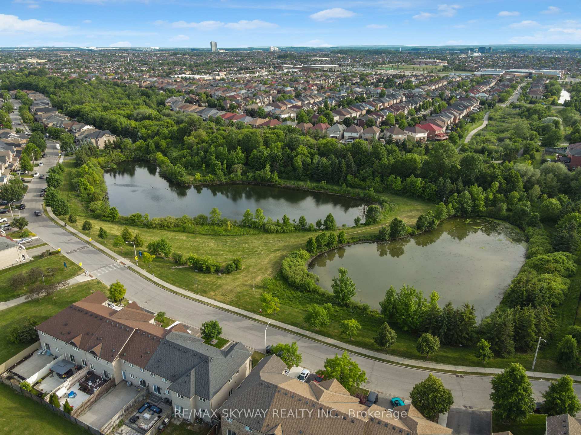 Photo 47 of 92 Charleswood Circle, Brampton, Fletcher's Meadow — HOMEH