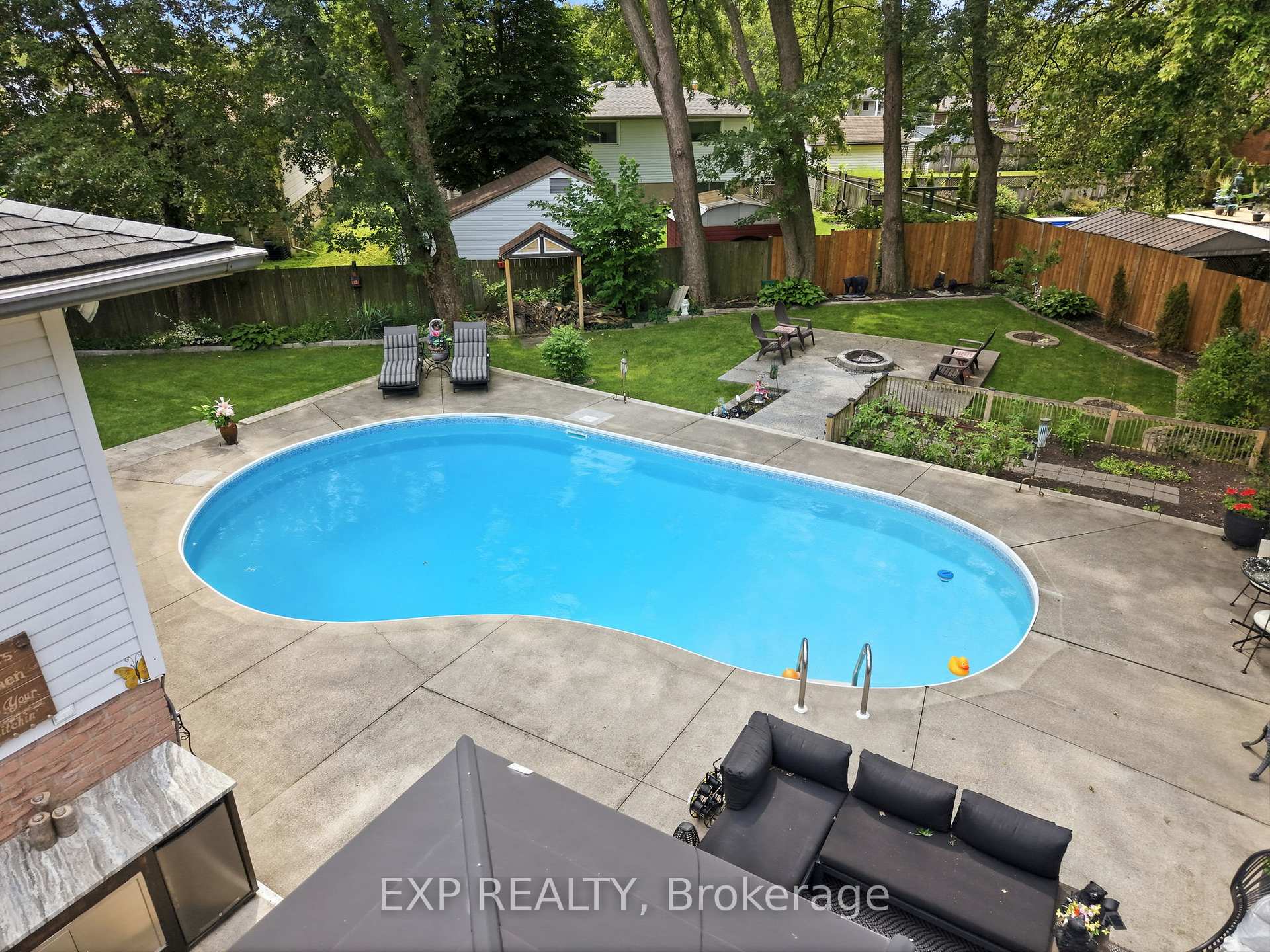 Photo 2 of 14 Apple Court, Welland, N. Welland — HOMEH