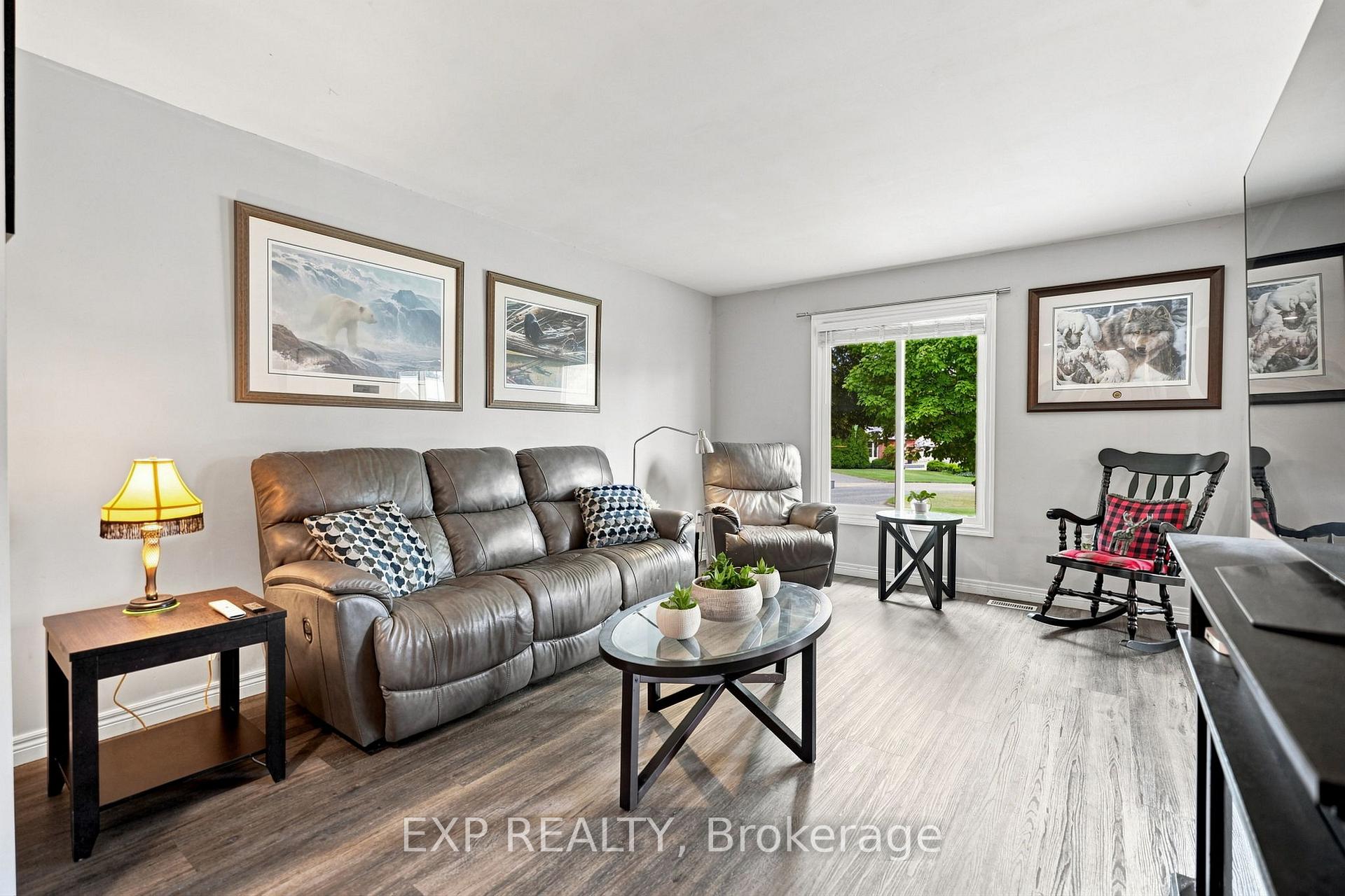 Photo 4 of 14 Apple Court, Welland, N. Welland — HOMEH