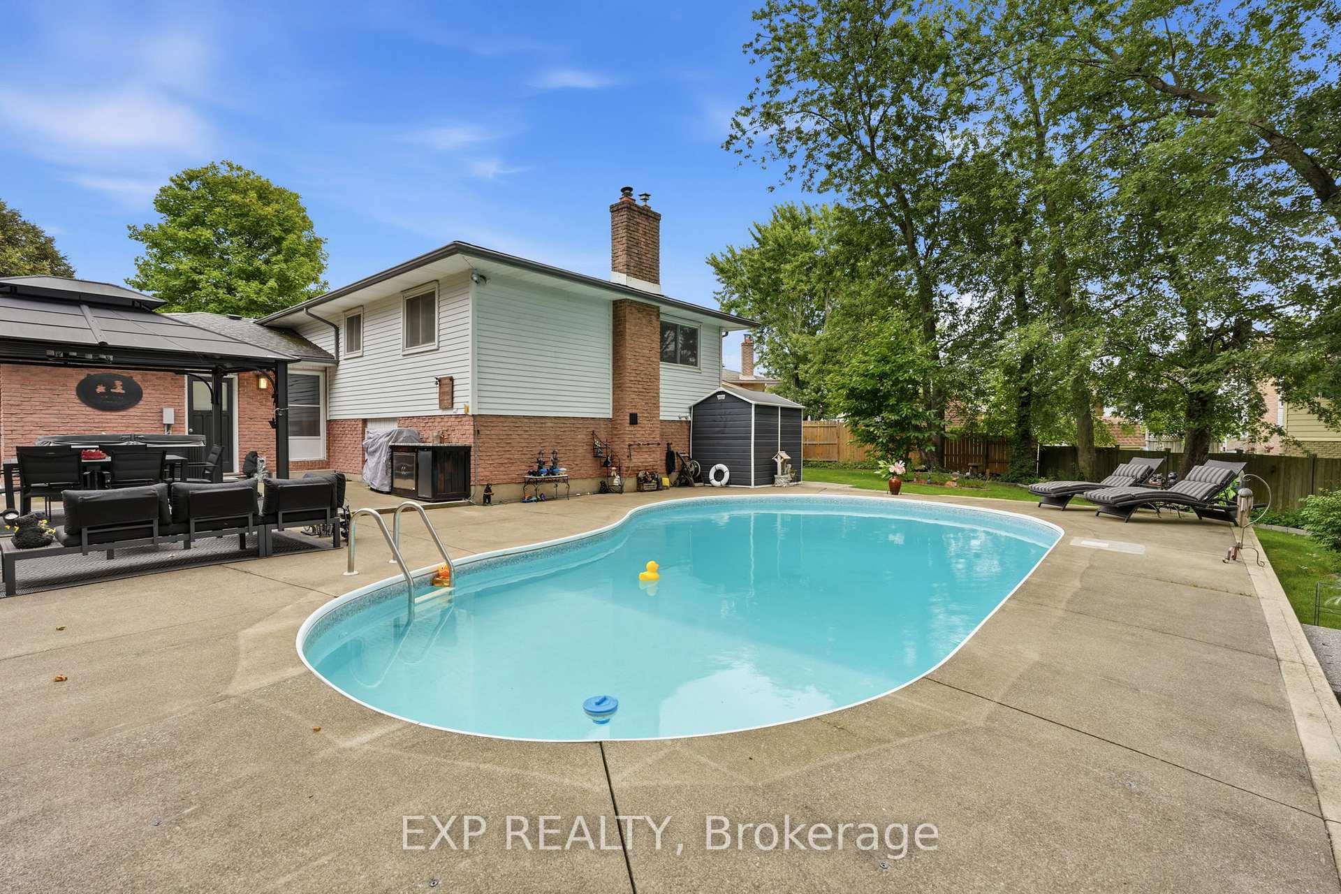 Photo 12 of 14 Apple Court, Welland, N. Welland — HOMEH