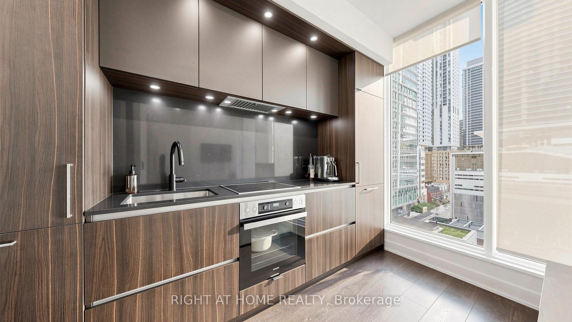 Photo 5 of Unit 819, 15 Mercer Street, Toronto, Waterfront Communities — HOMEH